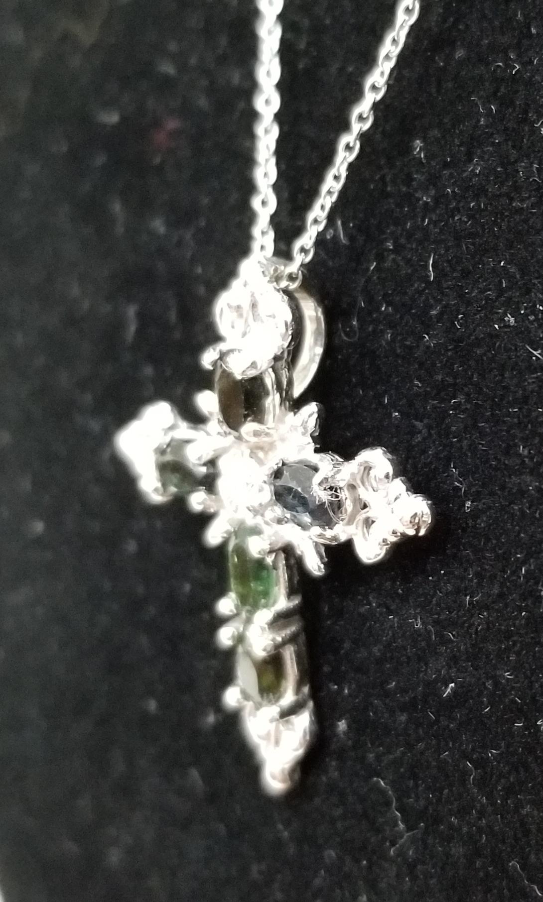 14 Karat White Gold Green Tourmaline and Diamond Cross In New Condition For Sale In Los Angeles, CA