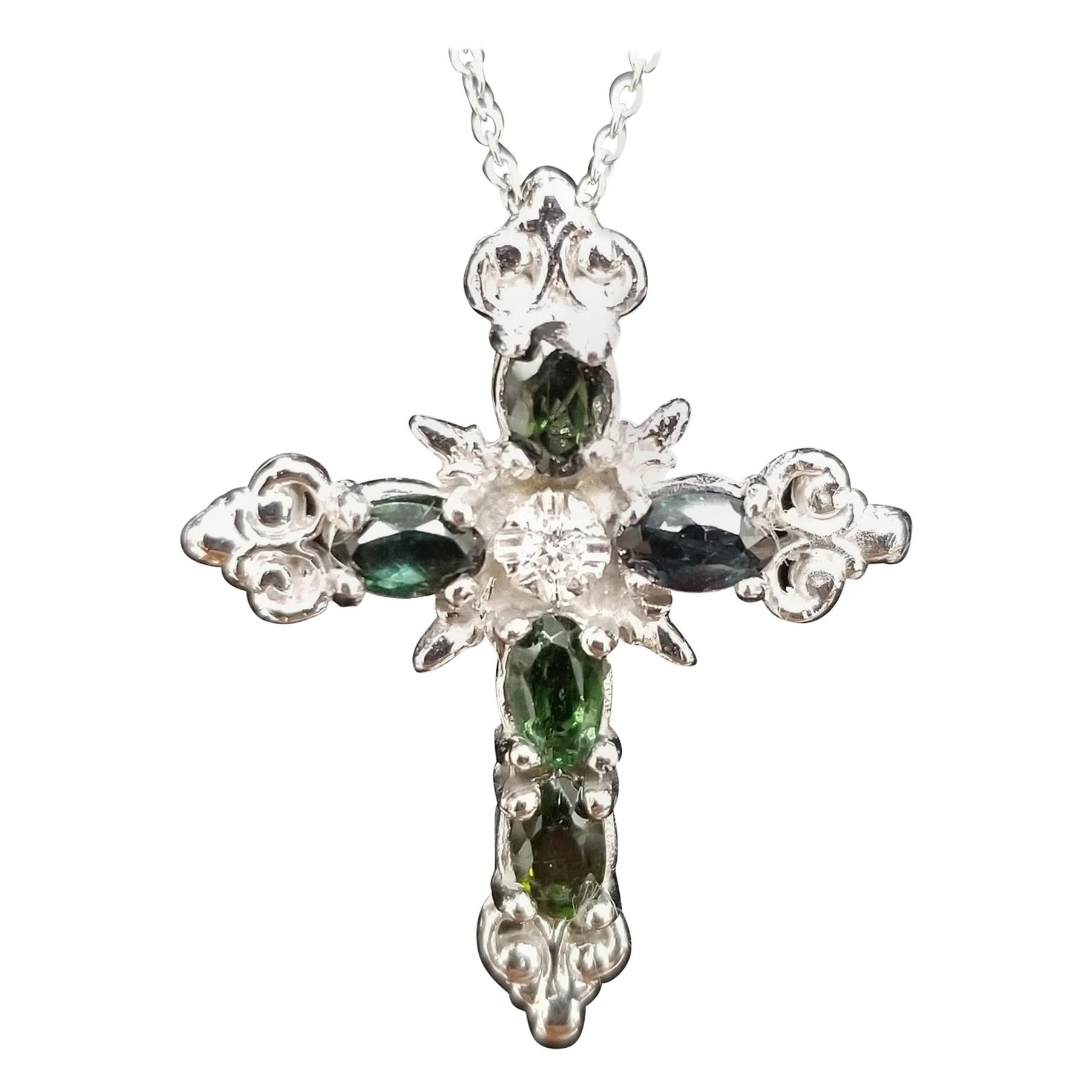 Croix en or blanc 14 carats avec tourmaline verte et diamants