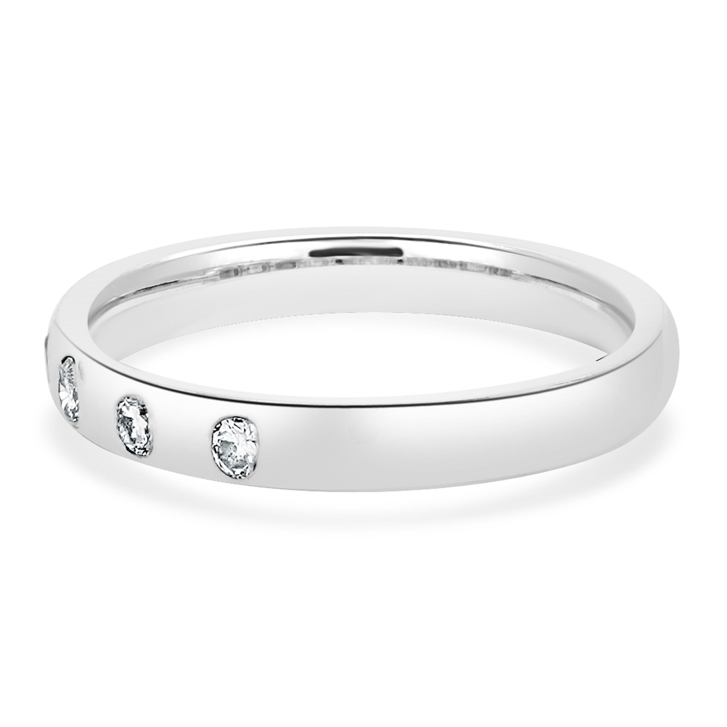 Designer: personalizzato
Materiale: oro bianco 14 carati
Diamante: 5 brillanti rotondi = 0,15cttw
Colore: H
Chiarezza: SI2
Misura dell'anello: 6 (si prega di prevedere due giorni di spedizione in più per le richieste di misura)
Peso: 3.15 grammi
