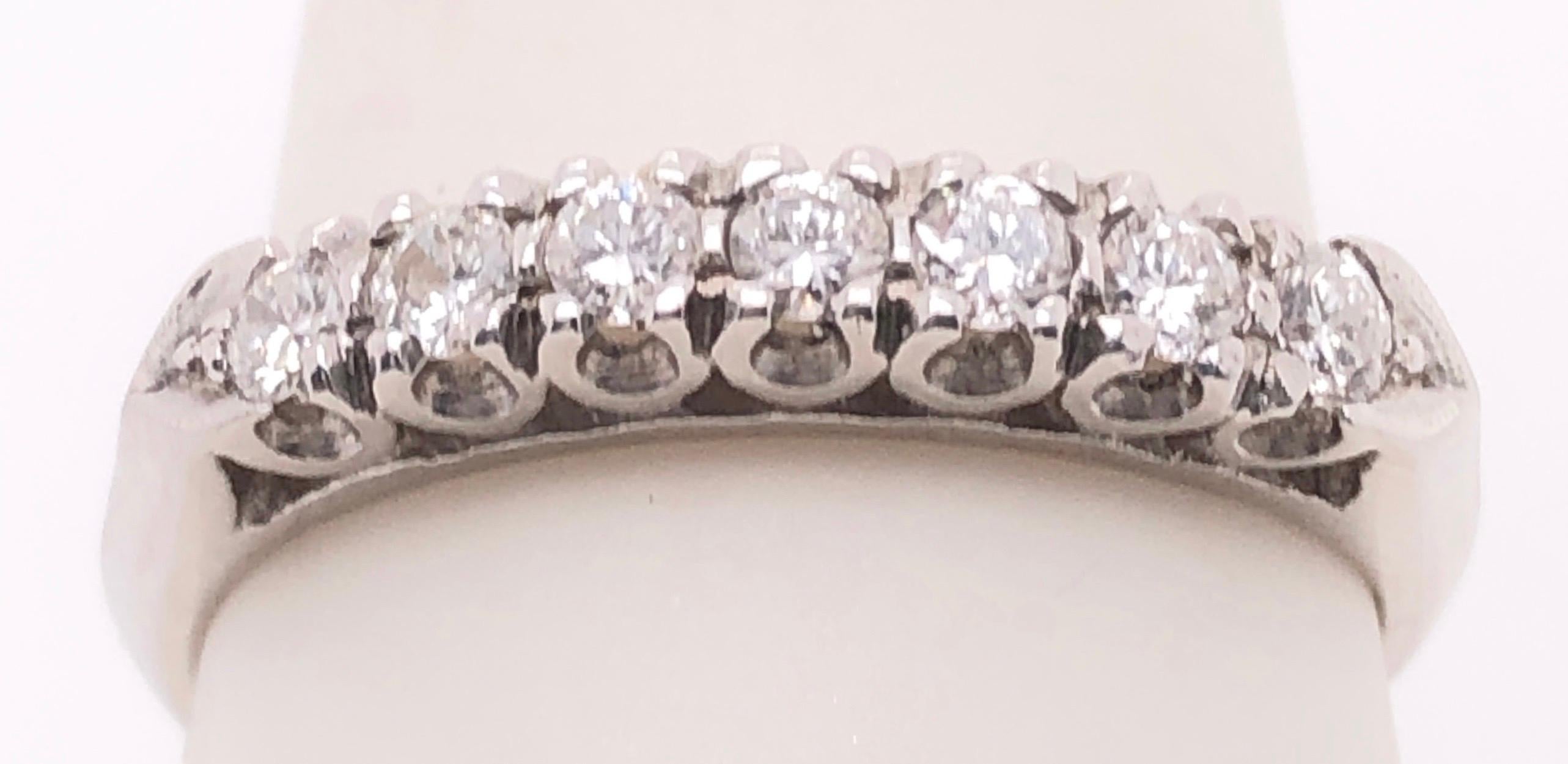 Taglio rotondo Anello nuziale in oro bianco 14 carati con diamante a metà anniversario in vendita
