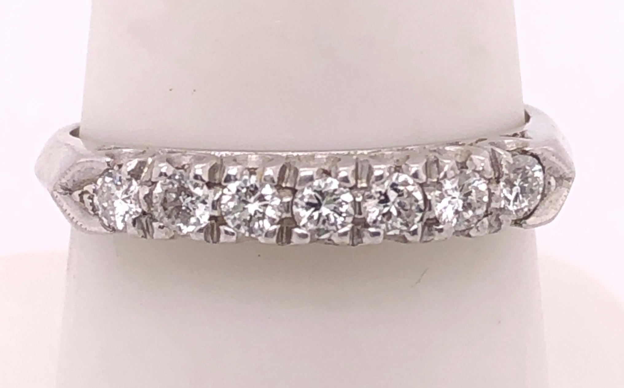 Anello nuziale in oro bianco 14 carati con diamante a metà anniversario in vendita 3