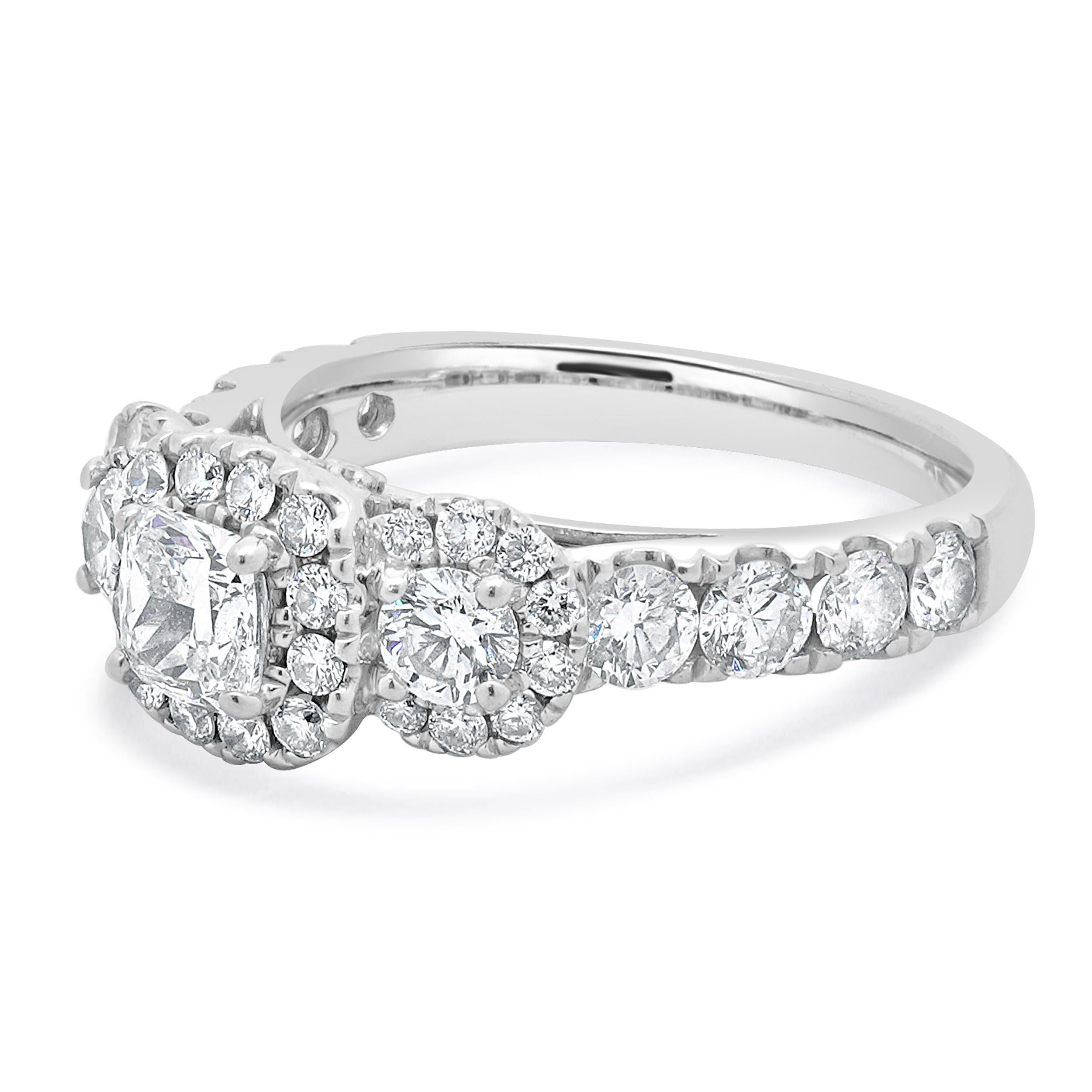 Matériau : Or blanc 14k
Diamant central : 1 taille coussin = 0,51cttw
Couleur : I
Clarté : VS2
Diamants : 68 taille ronde = 1,50cttw
Couleur : G
Clarté : SI1
Taille de l'anneau : 7 (veuillez prévoir jusqu'à 2 jours ouvrables supplémentaires pour les