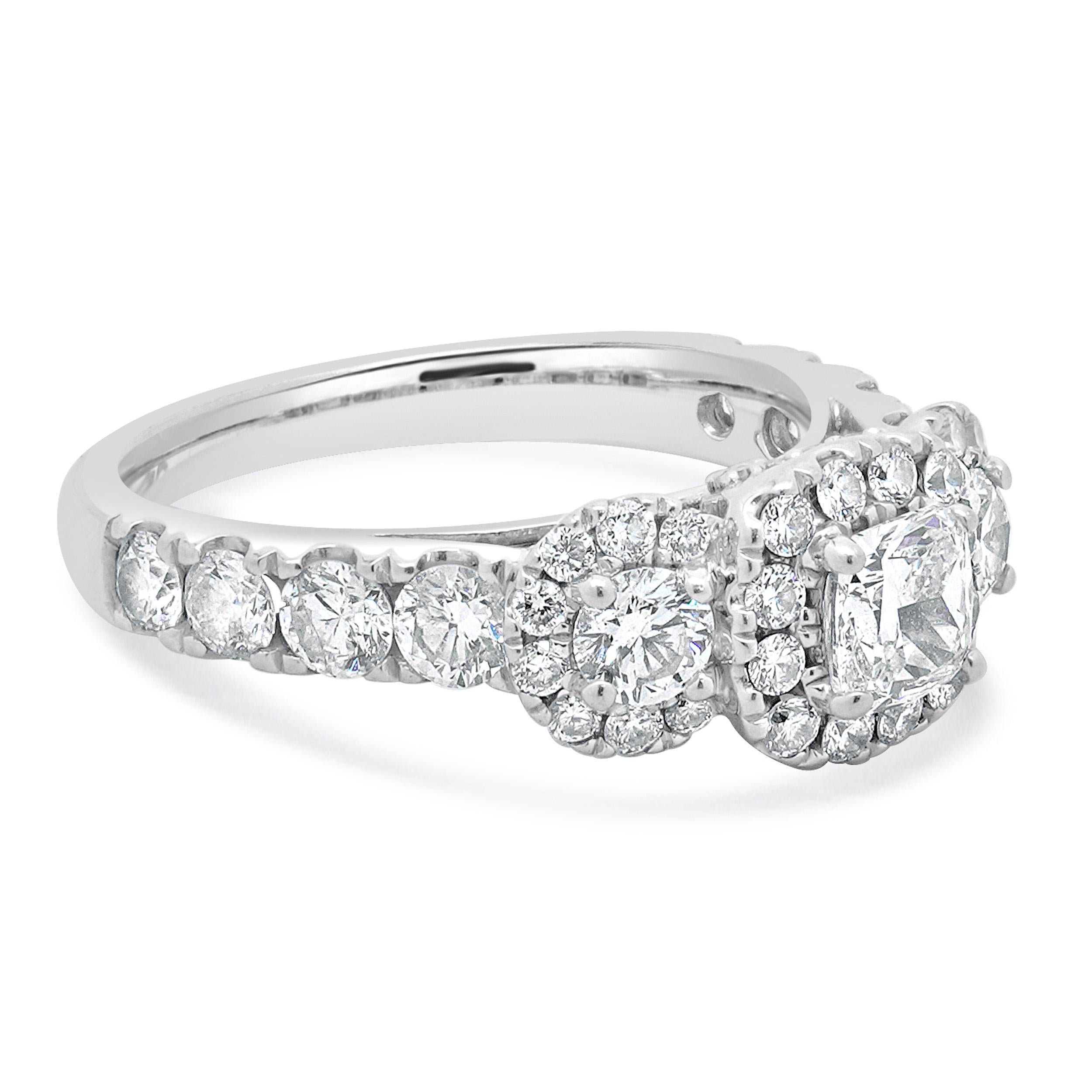 Taille coussin Bague de fiançailles en or blanc 14 carats avec halo et diamant en forme de coussin en vente