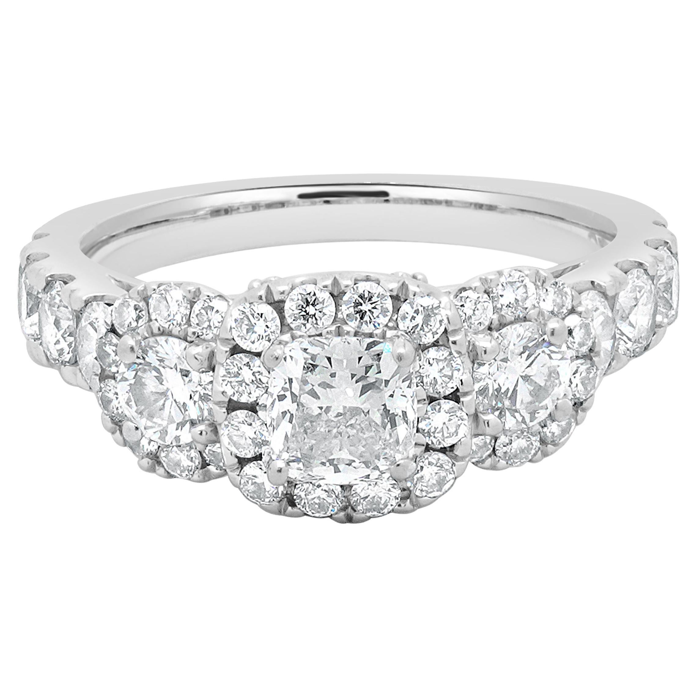 Bague de fiançailles en or blanc 14 carats avec halo et diamant en forme de coussin