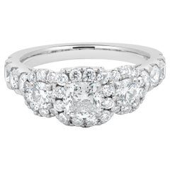 Bague de fiançailles en or blanc 14 carats avec halo et diamant en forme de coussin
