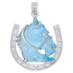 Collar Colgante Herradura Topacio Azul Suizo Tallado a Mano en Oro Blanco de 14 Kilates