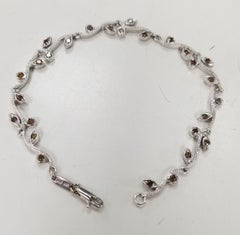 Bracciale "Foglia" in oro bianco 14 carati con incisione a mano e diamanti naturali marroni