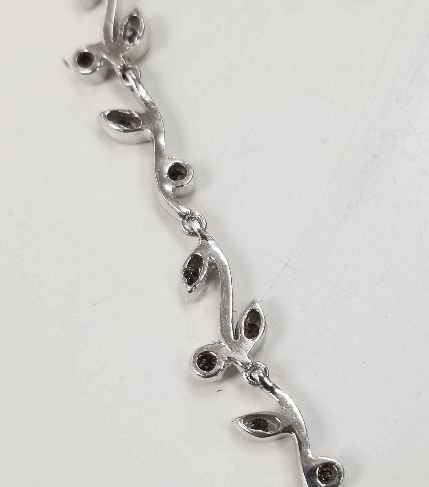 Art nouveau Bracelet « feuille » en or blanc 14 carats gravé à la main avec diamants bruns naturels en vente