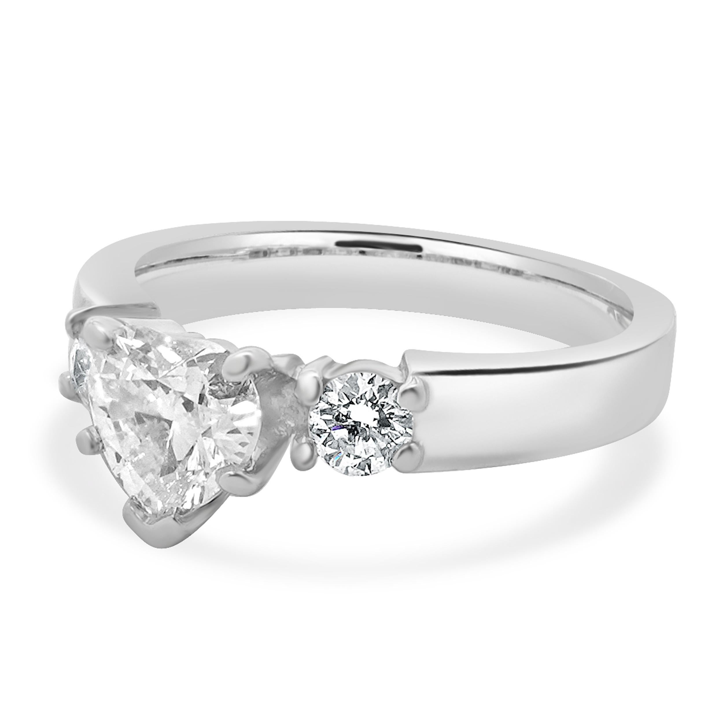 Concepteur : personnalisé
Matériau : Or blanc 14K
Diamant : 1.00cttw Heart
Couleur : G
Clarté : SI2 
Diamant : 2 diamants ronds de taille brillant = 0.30cttw
Couleur : I
Clarté : SI2
Taille de la bague : 6.25 (veuillez prévoir deux jours de