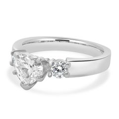 Anillo de compromiso de diamantes en forma de corazón de oro blanco de 14 quilates