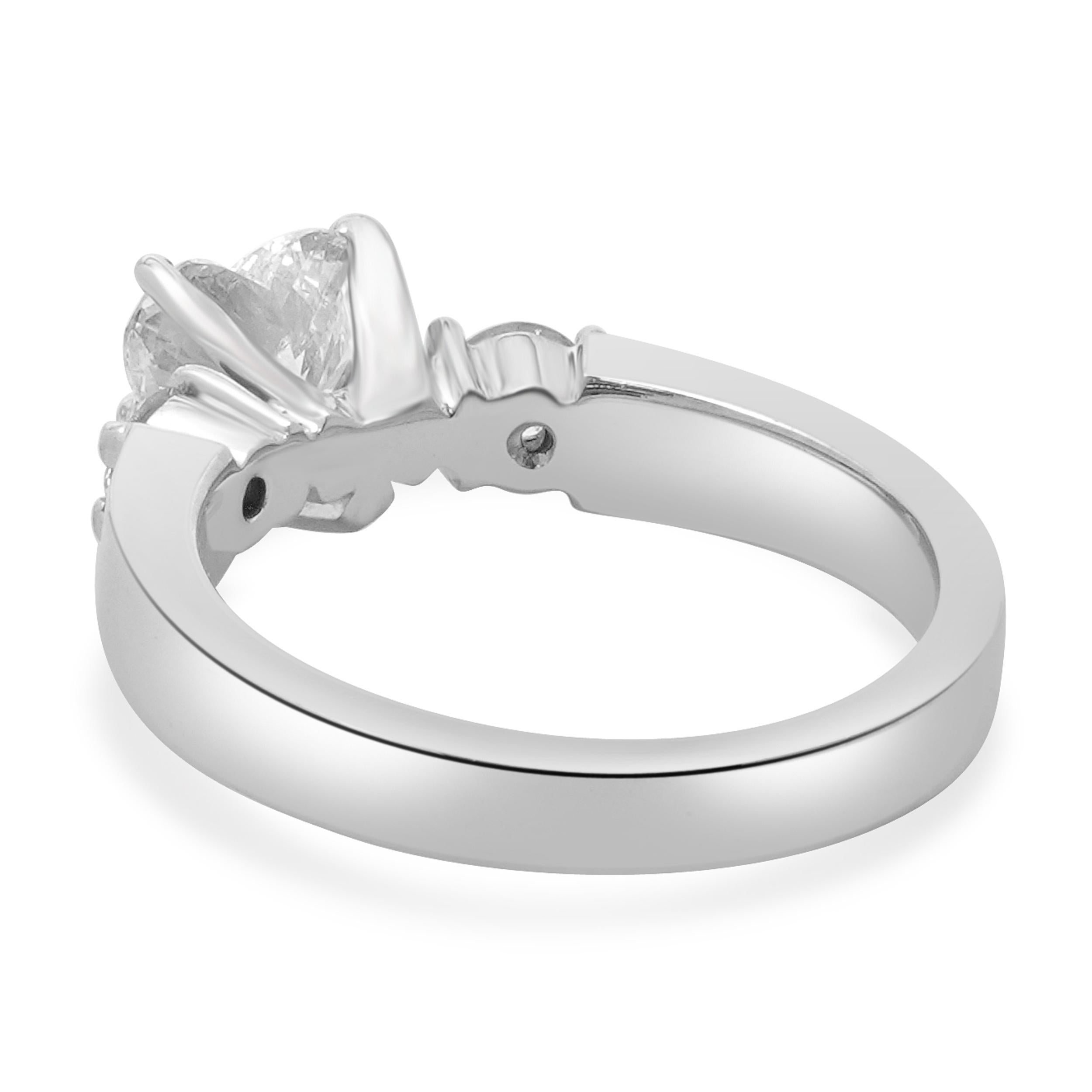 Taille cœur Bague de fiançailles en or blanc 14 carats avec diamant en forme de cœur en vente