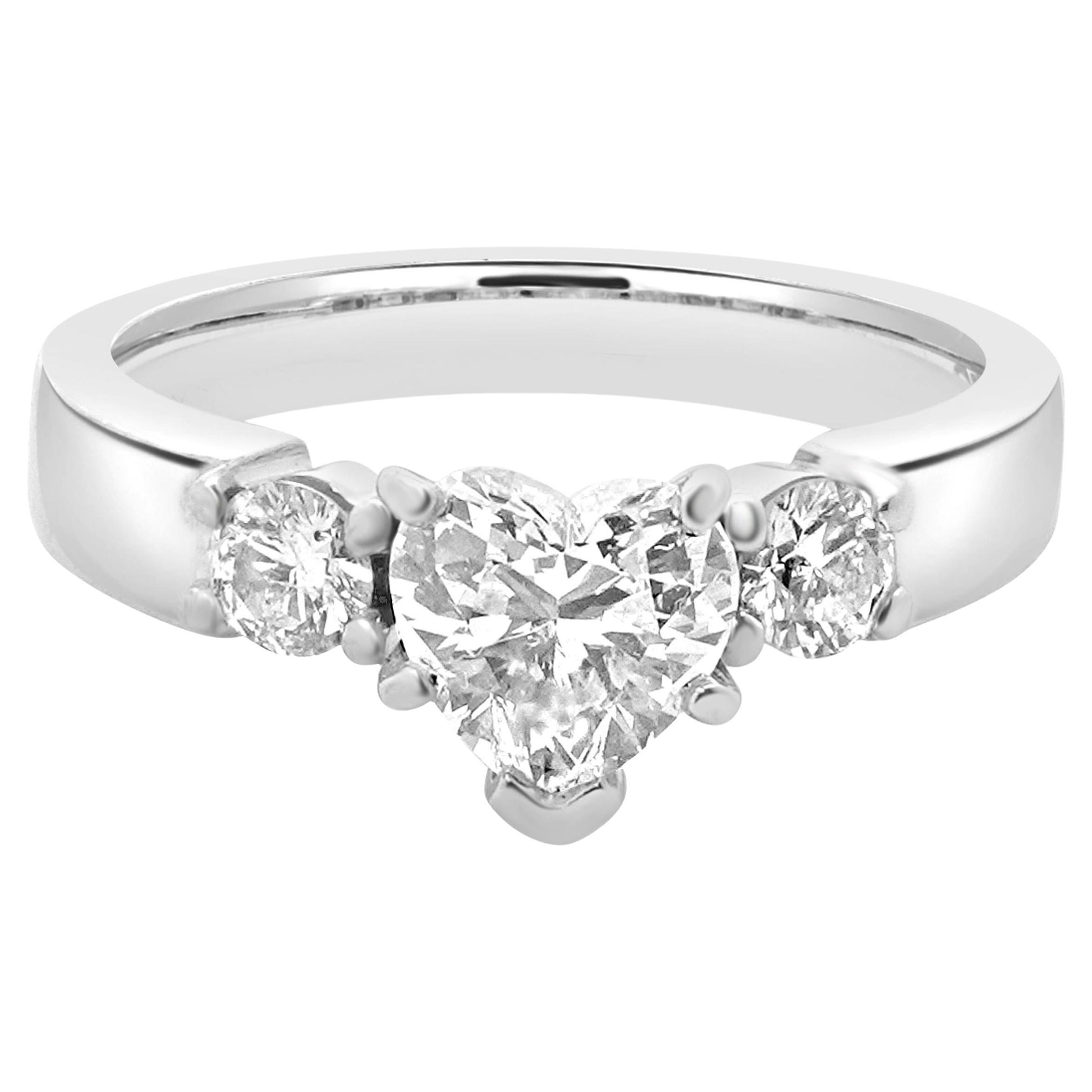 Verlobungsring aus 14 Karat Weißgold mit herzförmigem Diamanten