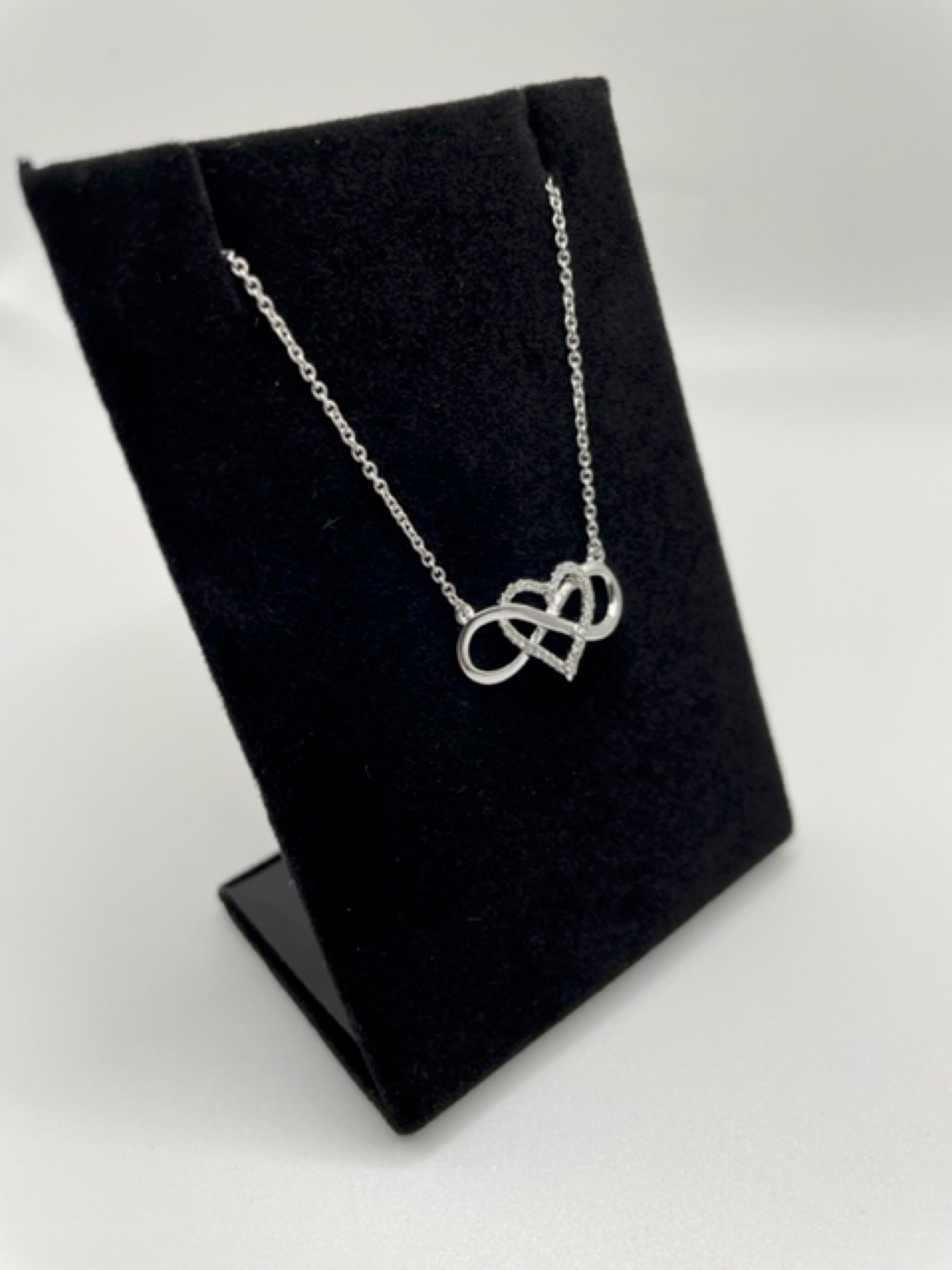 14 Karat Weißgold Unendlicher Herz-Diamant-Anhänger
Ladies Infinity Herz-Anhänger
Gewicht des Diamanten: 0,09ct
Farbe: HI und Klarheit: SI2-I1
Kettenlänge: 18 Zoll
Kommt mit einer schönen Schmuckschatulle