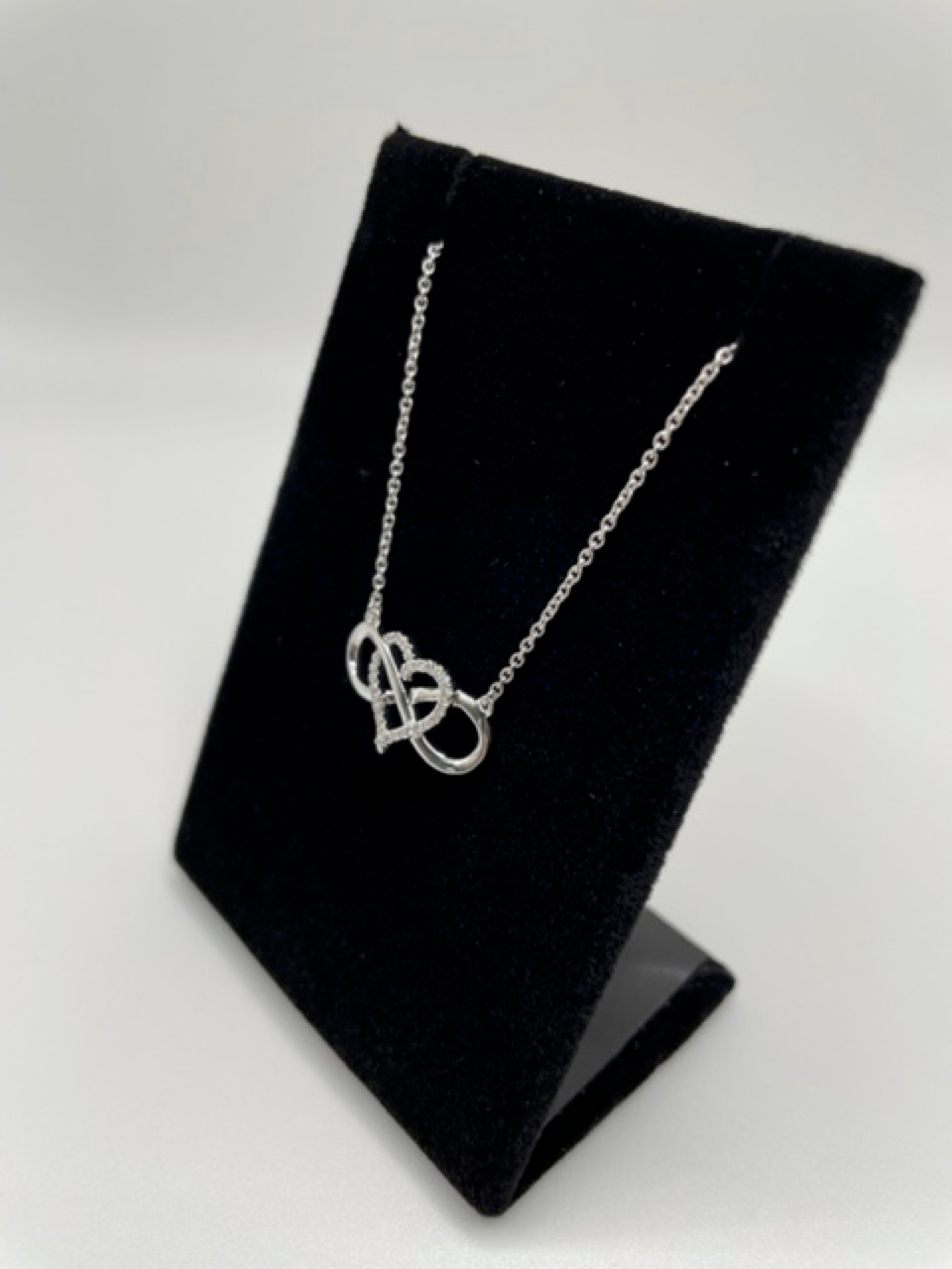14 Karat Weißgold Unendlichkeit Herz Diamant-Anhänger (Moderne) im Angebot
