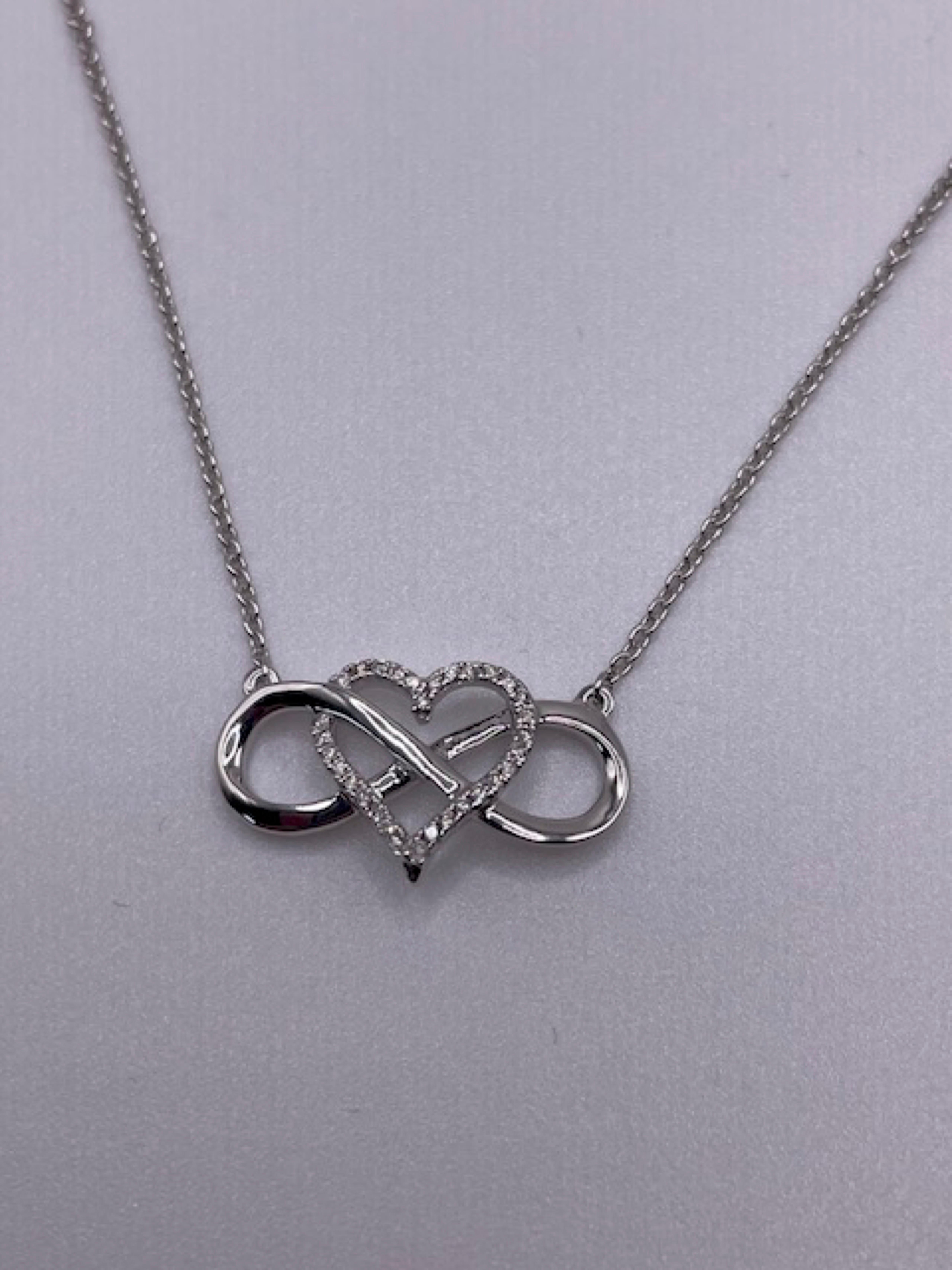14 Karat Weißgold Unendlichkeit Herz Diamant-Anhänger (Rundschliff) im Angebot