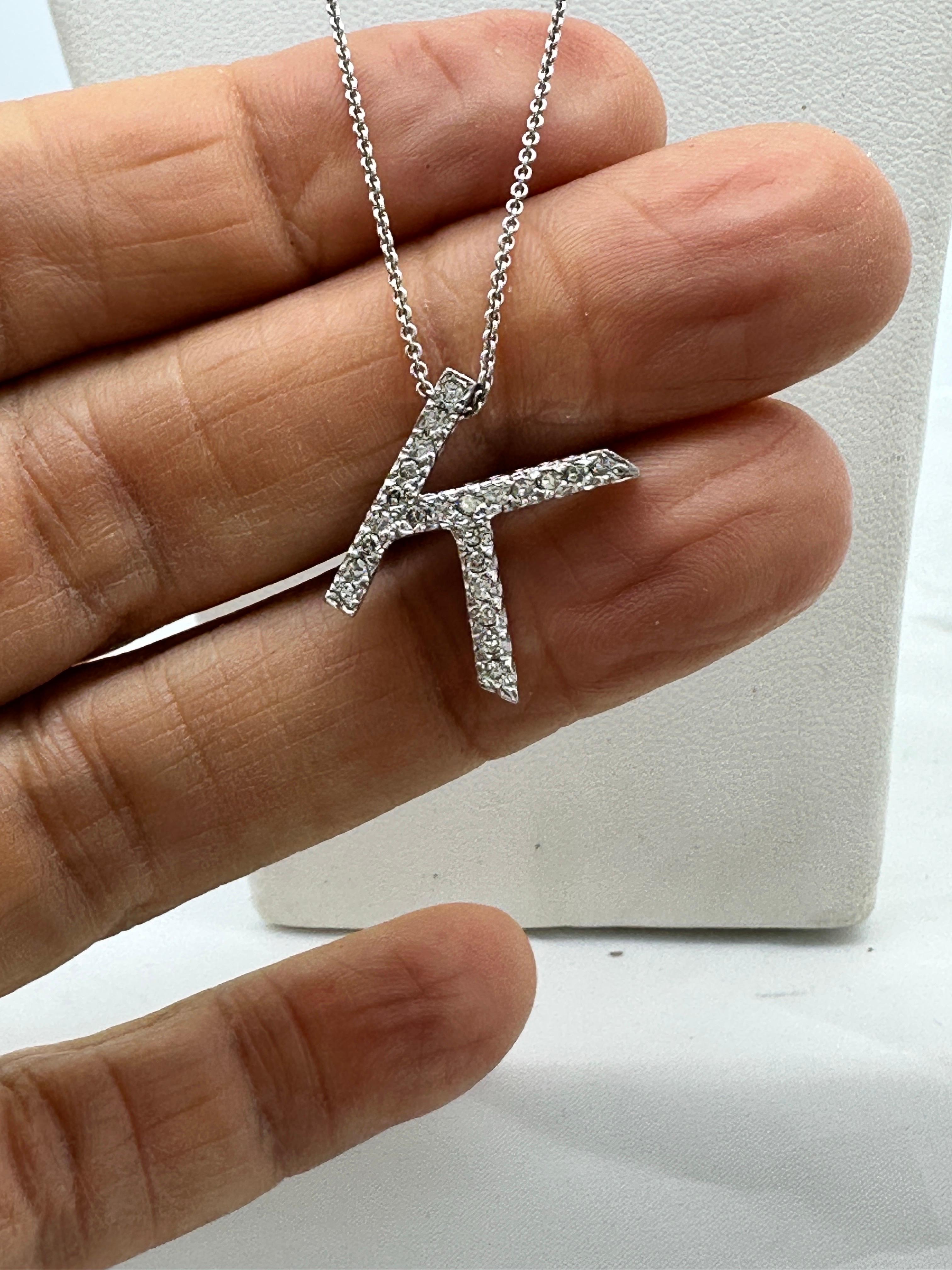 Pendentif en or blanc 14 carats à l'initiale K diamantée avec chaîne en vente 2