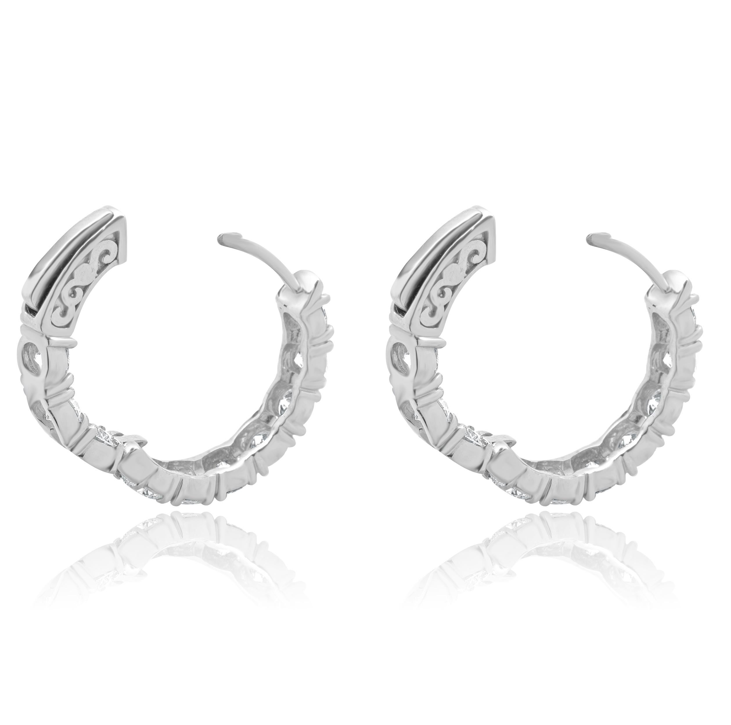 Boucles d'oreilles en or blanc 14 carats avec diamants à l'intérieur et à l'extérieur Excellent état - En vente à Scottsdale, AZ