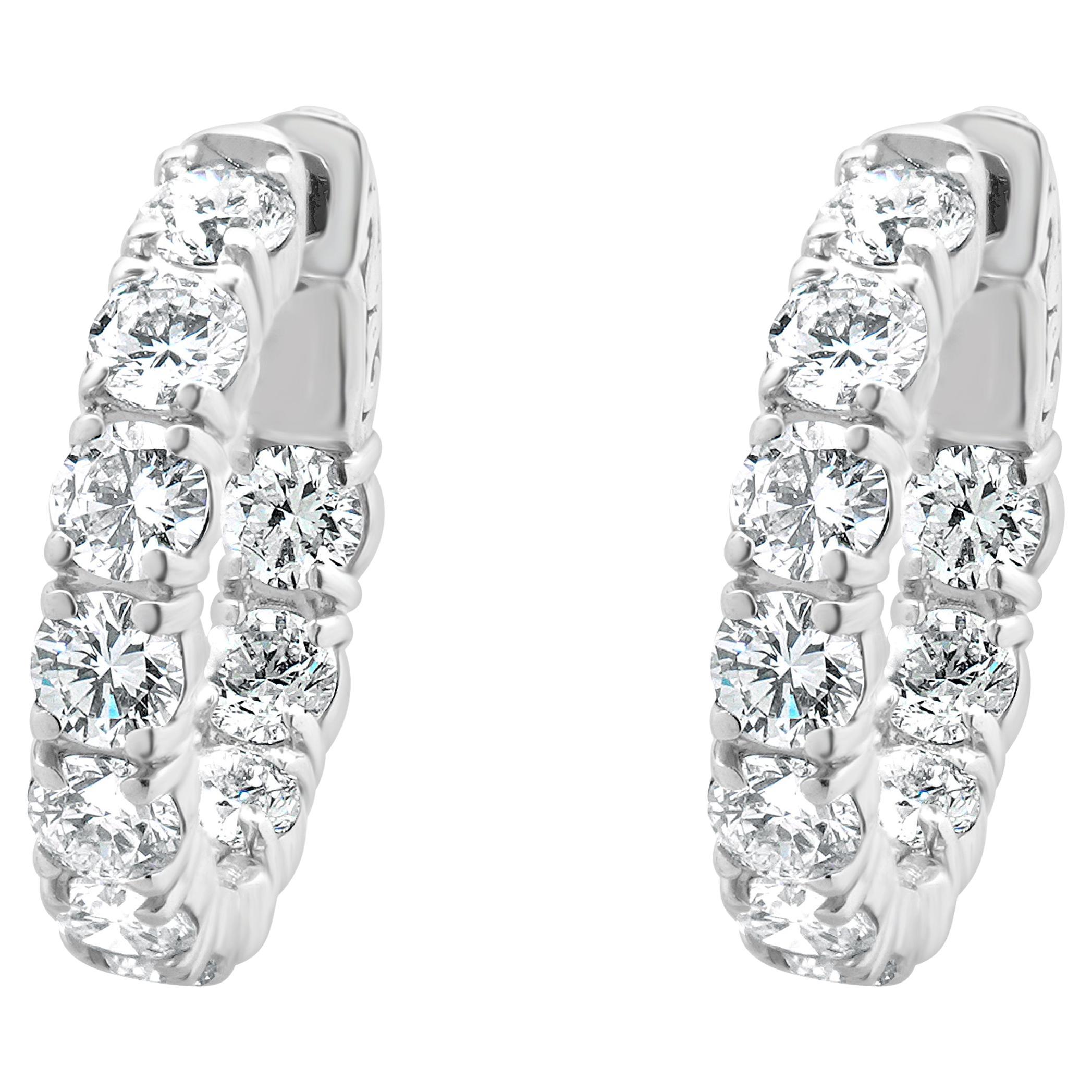 Boucles d
oreilles en or blanc 14 carats avec diamants à l
intérieur et à l
extérieur