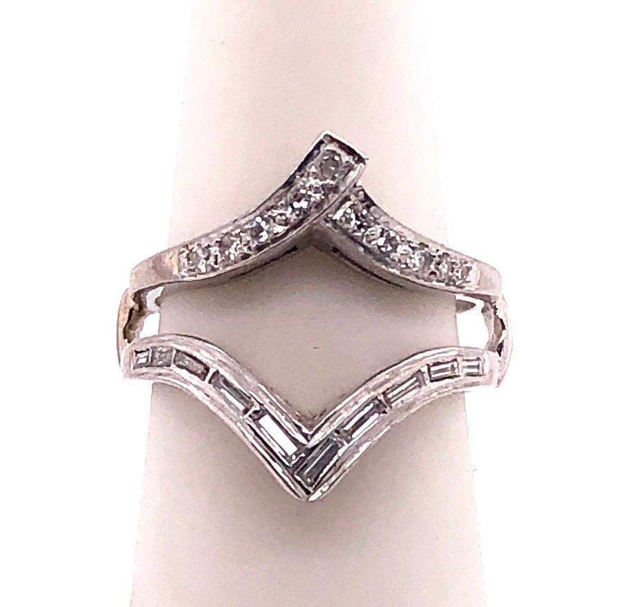 14 Karat White Gold Interlocking Engagement Ring Guard with Diamonds Size 5.75.
10 piece baguette diamonds
10 piece round diamonds
5.2 grams total weight.
ring space height 6.5 mm 