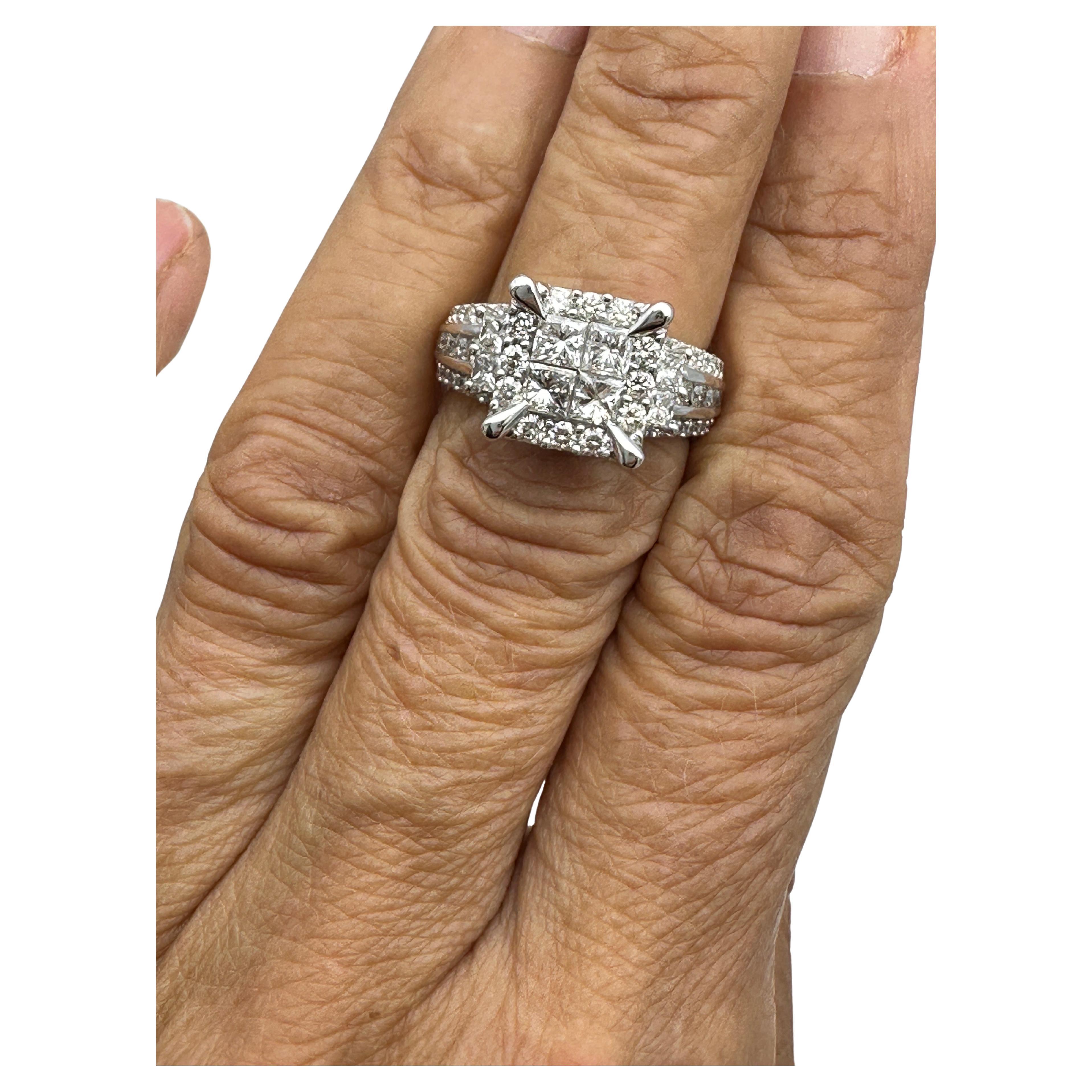 Dieser Ring hat einen oberen Teil von 12 mm und einen Schaft, der sich von 8 mm auf 2,80 mm verjüngt. Er ist mit insgesamt 3,50 Karat Diamanten besetzt, die fachmännisch sowohl im Kanal als auch im Pflaster gefasst sind. Ein Halo aus runden