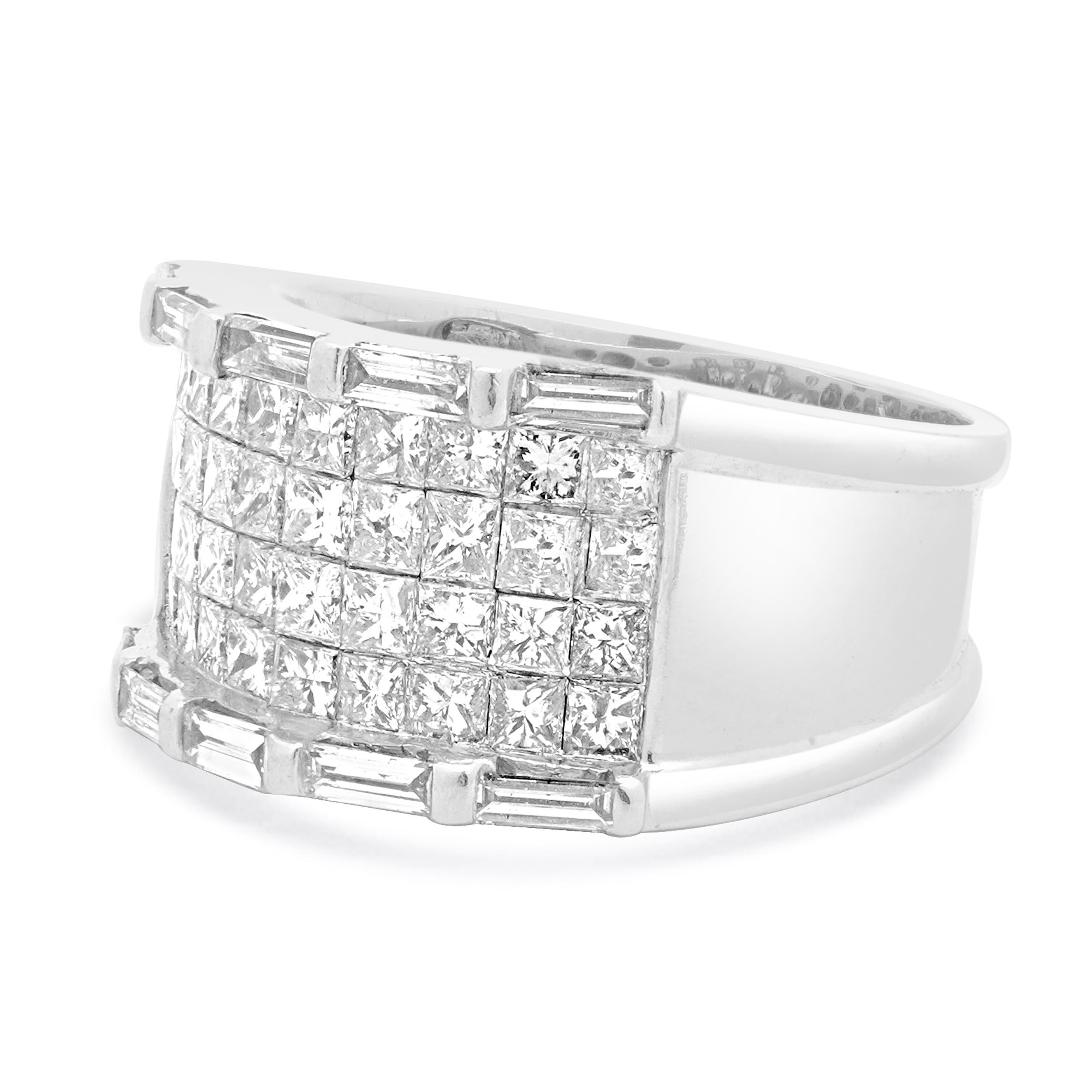 MATERIAL: 14K Weißgold
Diamant: 40 Prinzessinnenschliff = 4,00cttw
Farbe: G / H
Klarheit: SI1-2
Diamant: 10 Baguetteschliff = 0,50cttw
Farbe: H
Klarheit: SI1-2
Ringgröße: 8.25 (bitte erlauben Sie bis zu 2 zusätzliche Arbeitstage für