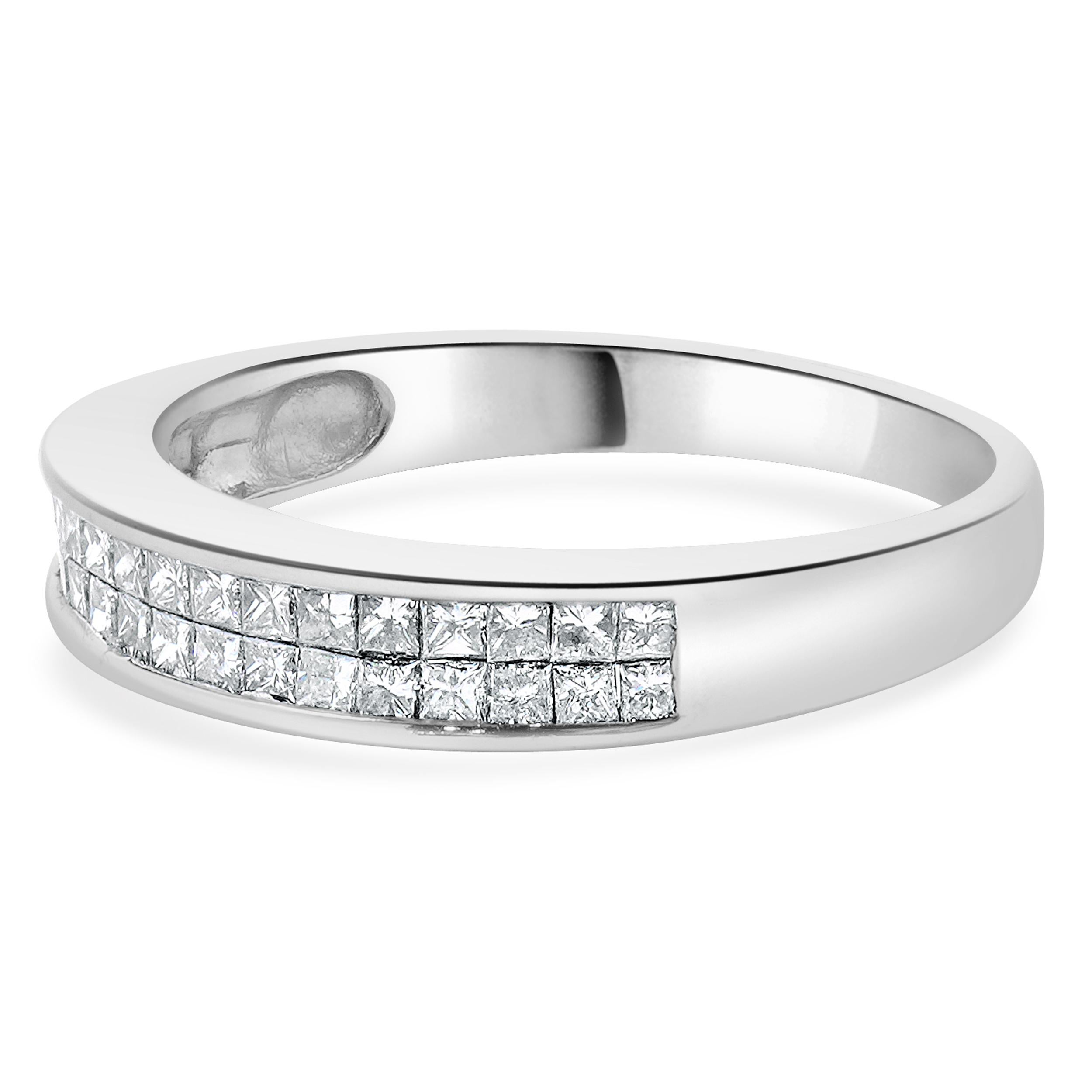 Concepteur : Custom
Matériau : Or blanc 14K
Diamants : 36 diamants de taille princesse = 0,90cttw
Couleur : H
Clarté : SI1-2
Taille : 7.5 tailles disponibles 
Dimensions : les anneaux mesurent 4 mm de large
Poids : 3.30 grammes