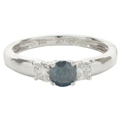 14 Karat Weißgold Ring mit drei Steinen, radierter blauer und weißer Diamant