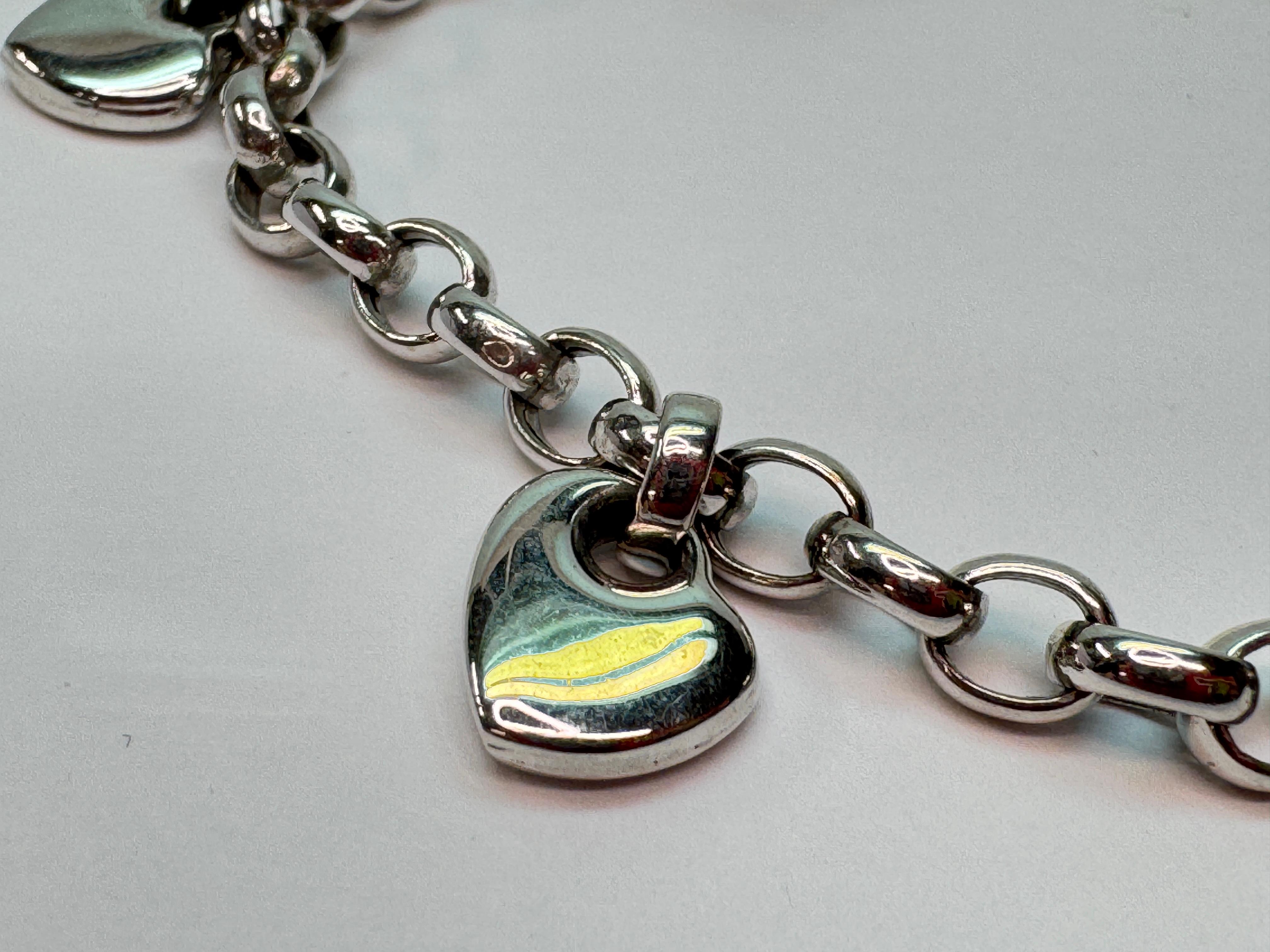 14 Karat White Gold Italian Hearts Charm Bracelet In Good Condition For Sale In Palm Desert, CA