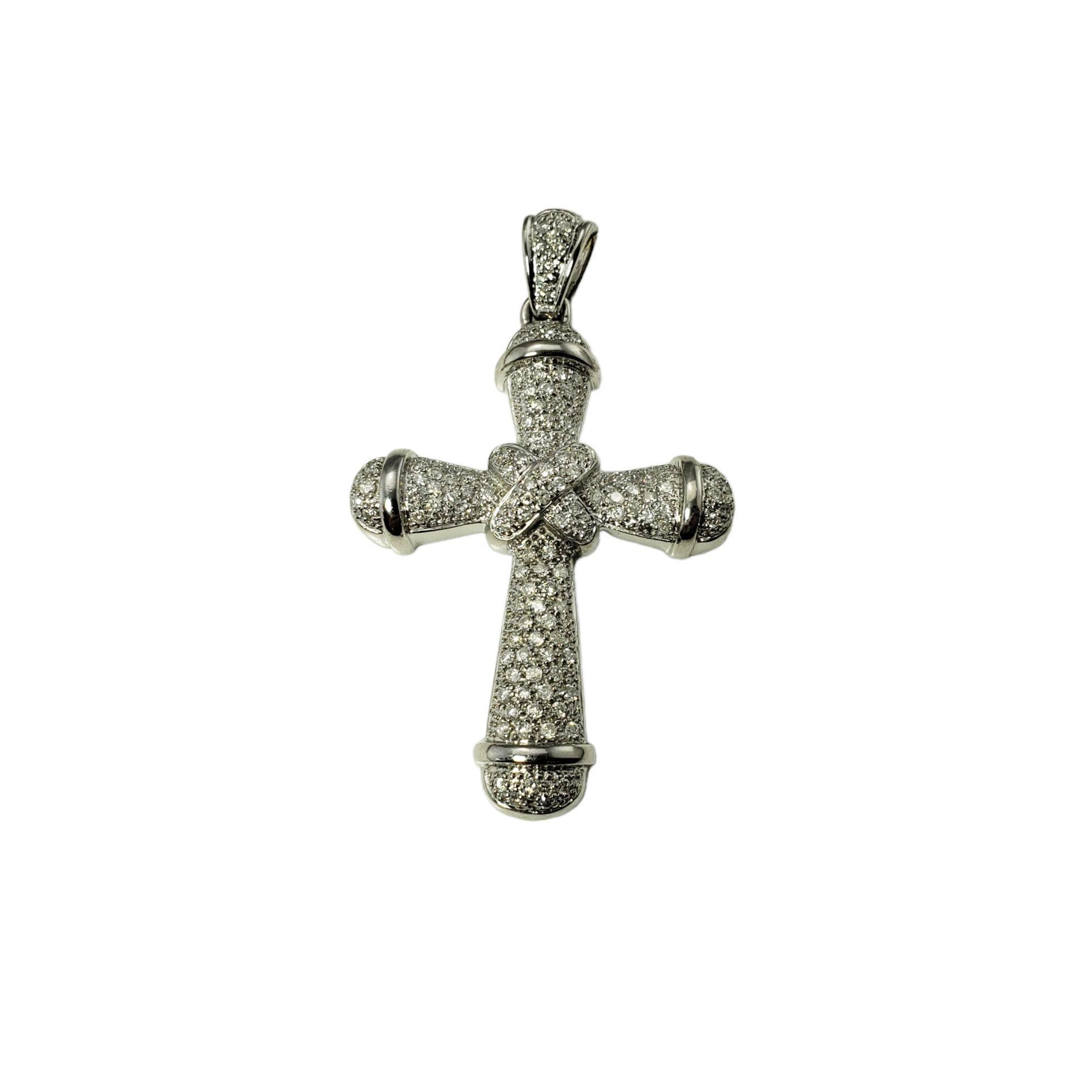 Questo scintillante pendente a croce presenta 116 diamanti rotondi taglio brillante incastonati nel classico oro bianco 14K.

Peso totale approssimativo dei diamanti: 1,0 ct.

Chiarezza del diamante: I1-I2

Colore del diamante: I

Dimensioni: 50 mm