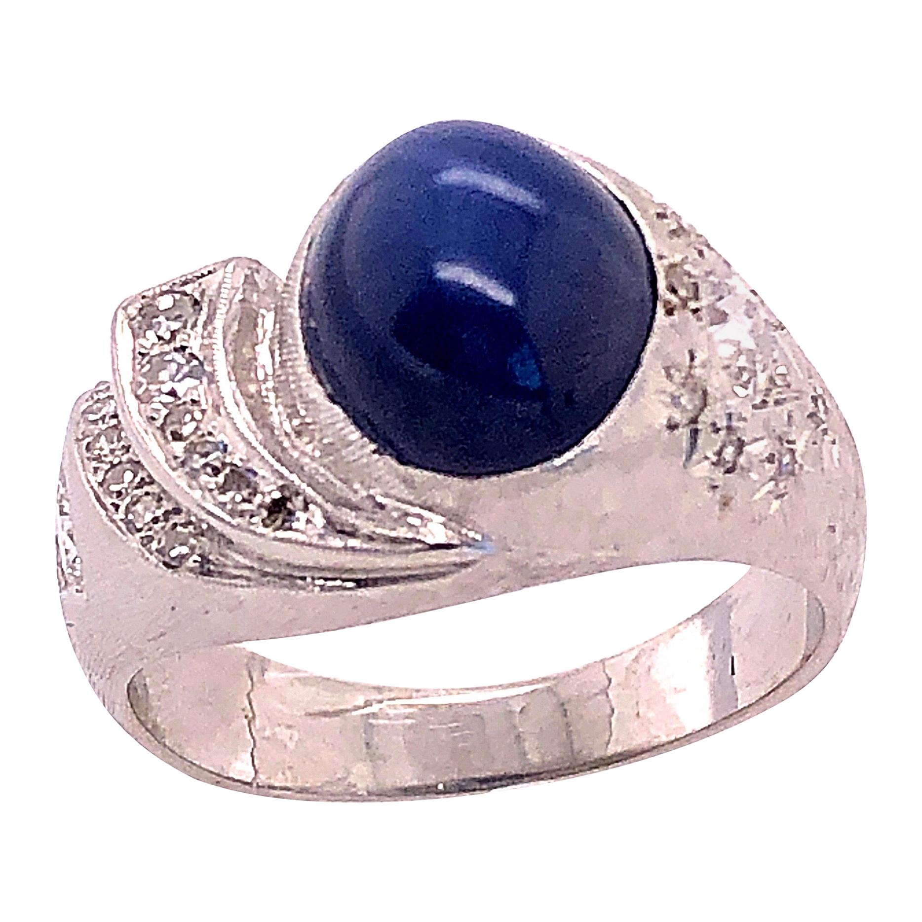 Anillo Central de Cabujón de Malaquita en Oro Blanco de 14 Kilates con Detalles de Diamantes