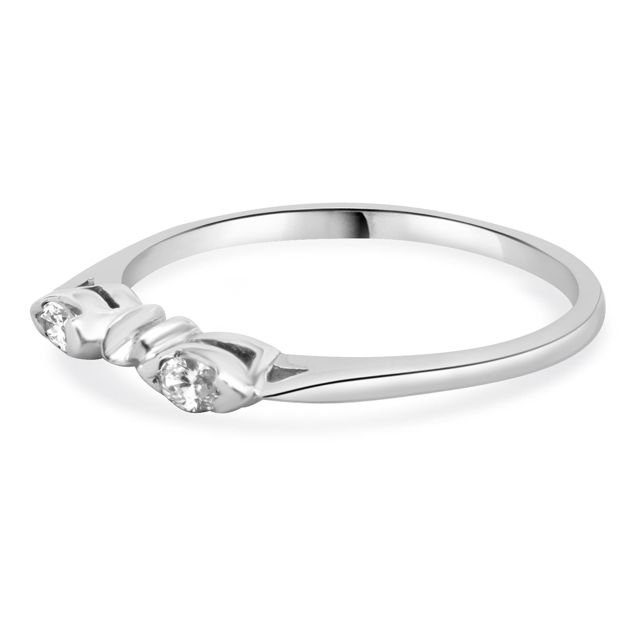 Designer: personalizzato
Materiale: oro bianco 14 carati
Diamante: 2 tagli a marquise = 0,25cttw
Colore: G. H.
Chiarezza: VS2-SI1
Misura dell'anello: 8.25 (si prega di prevedere due giorni di spedizione in più per le richieste di misura)
Peso: 1.75