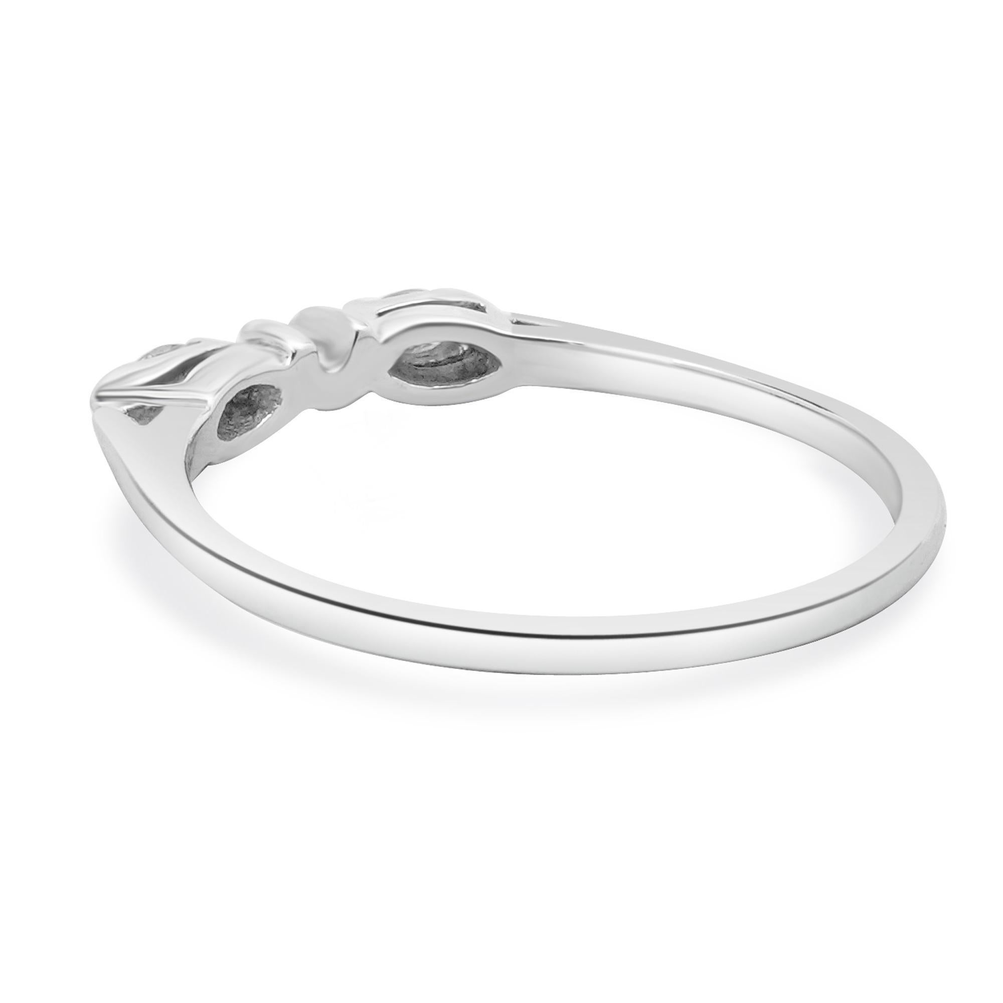 Taglio marquise Fascia con diamante taglio marquise in oro bianco 14 carati in vendita