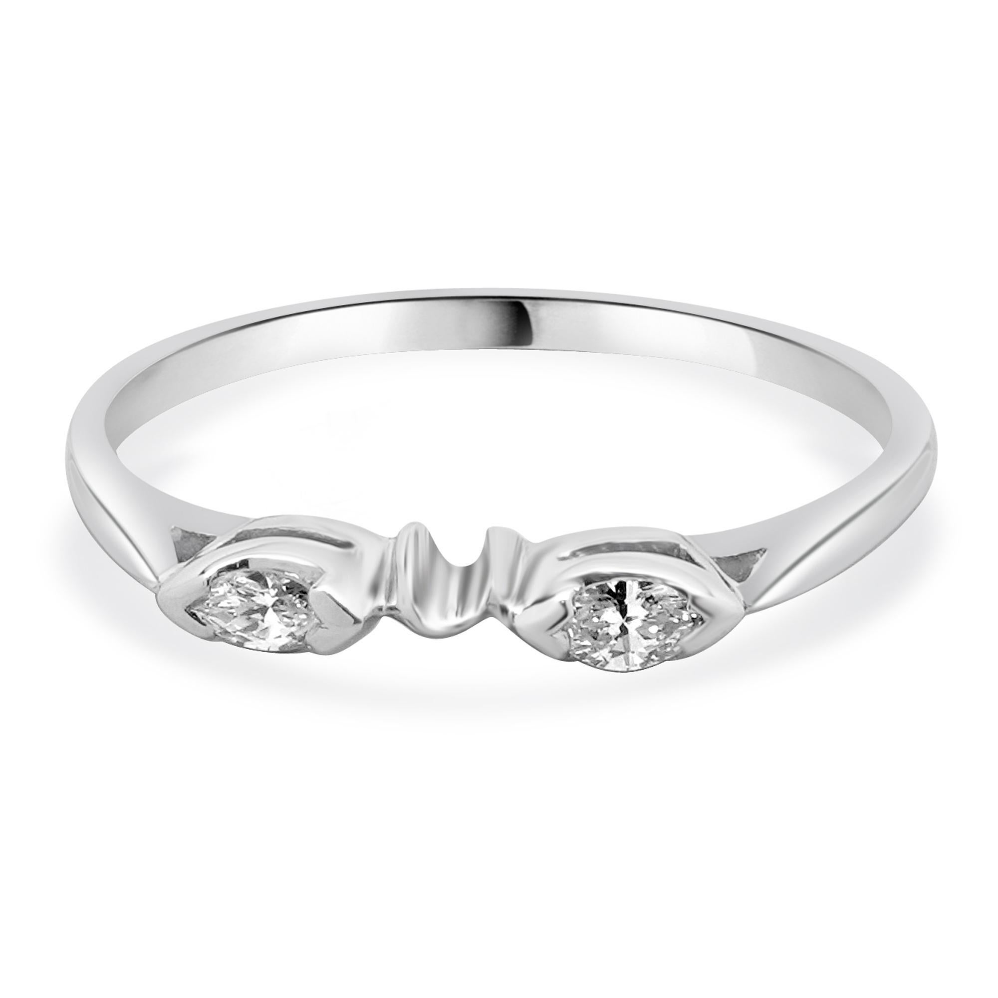 Anillo de diamantes talla marquesa en oro blanco de 14 quilates