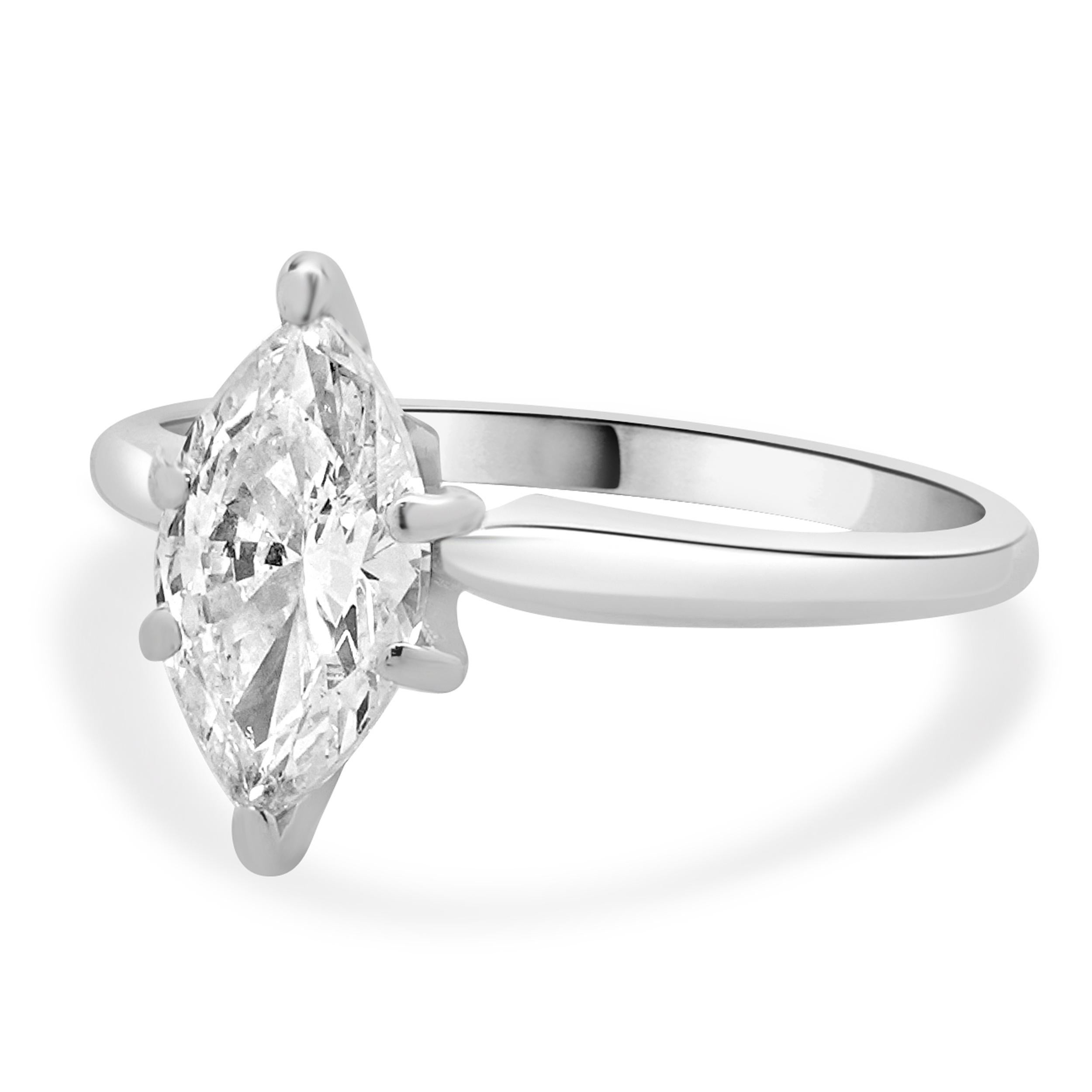 Designer: design personalizzato
Materiale: oro bianco 14 carati
Diamante centrale: 1 taglio marquise = 1,00ct
Colore: H. H.
Chiarezza : SI2
Dimensioni: la parte superiore dell'anello misura 12.5 mm
Taglia: 6 taglie disponibili in omaggio 
Peso: 2.45