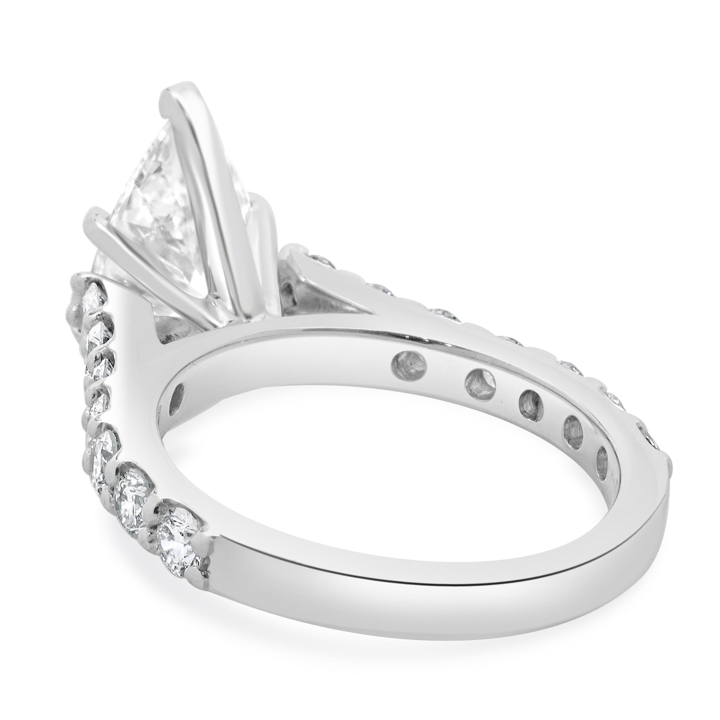 Taglio marquise Anello di fidanzamento con diamante taglio marquise in oro bianco 14 carati in vendita