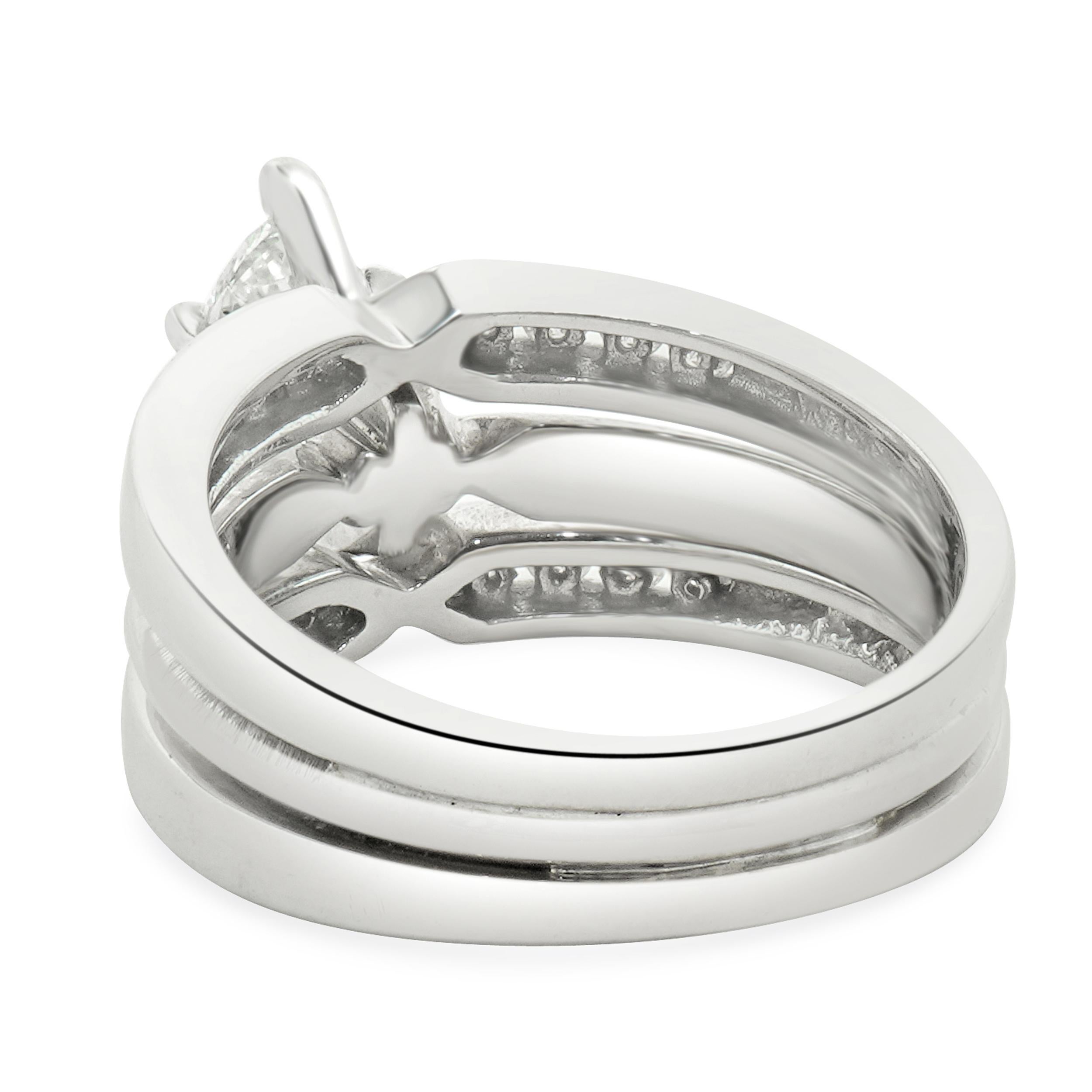 Taglio marquise Anello di fidanzamento con diamante taglio marquise in oro bianco 14 carati in vendita
