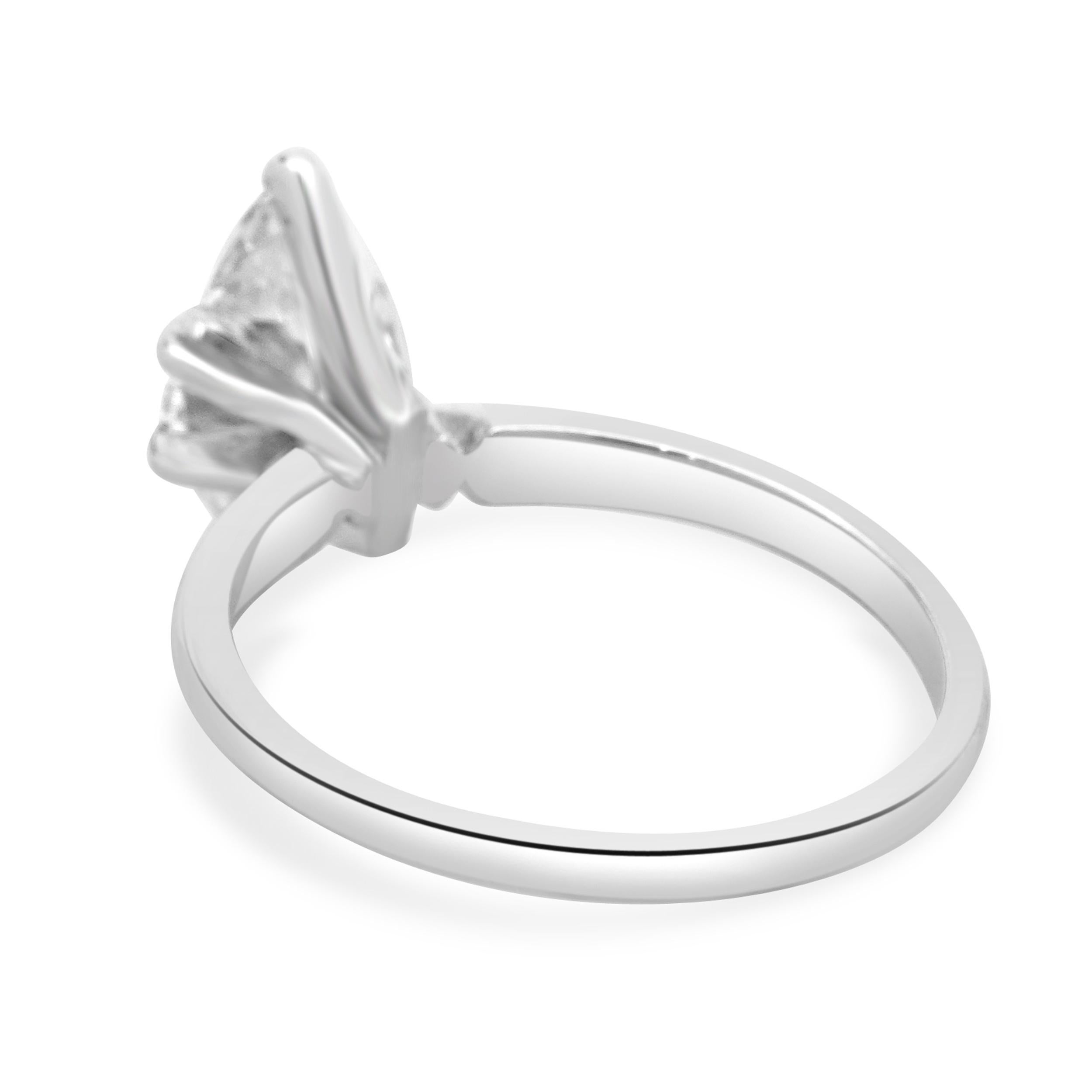 Taglio marquise Anello di fidanzamento con diamante taglio marquise in oro bianco 14 carati in vendita