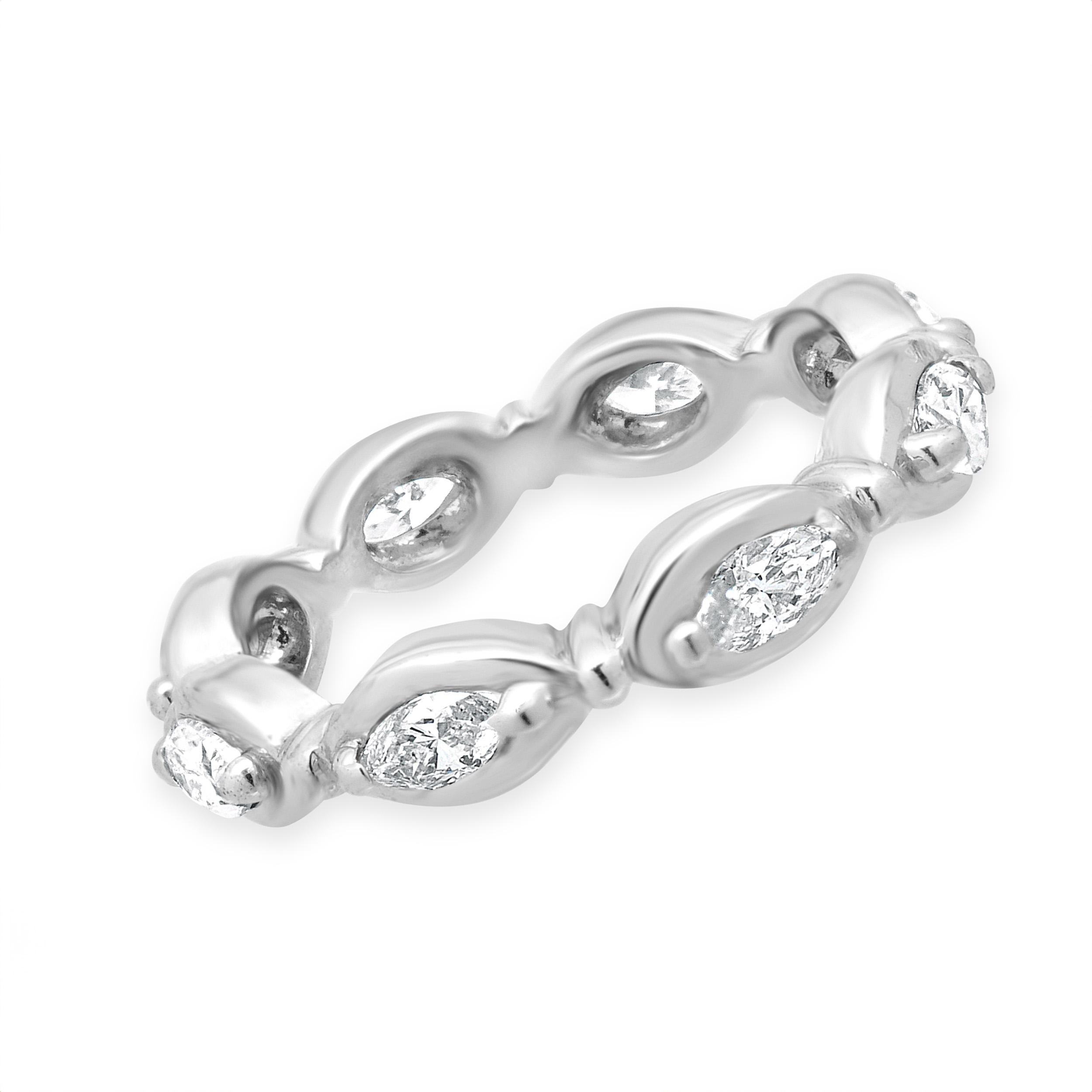 Materiale: oro bianco 14 carati
Diamante: 8 Marquise = 1,20cttw
Colore: G-H
Chiarezza: SI1
Misura dell'anello: 5 (si prega di attendere fino a 2 giorni lavorativi in più per le richieste di misura)
Peso: 3.1 grammi
