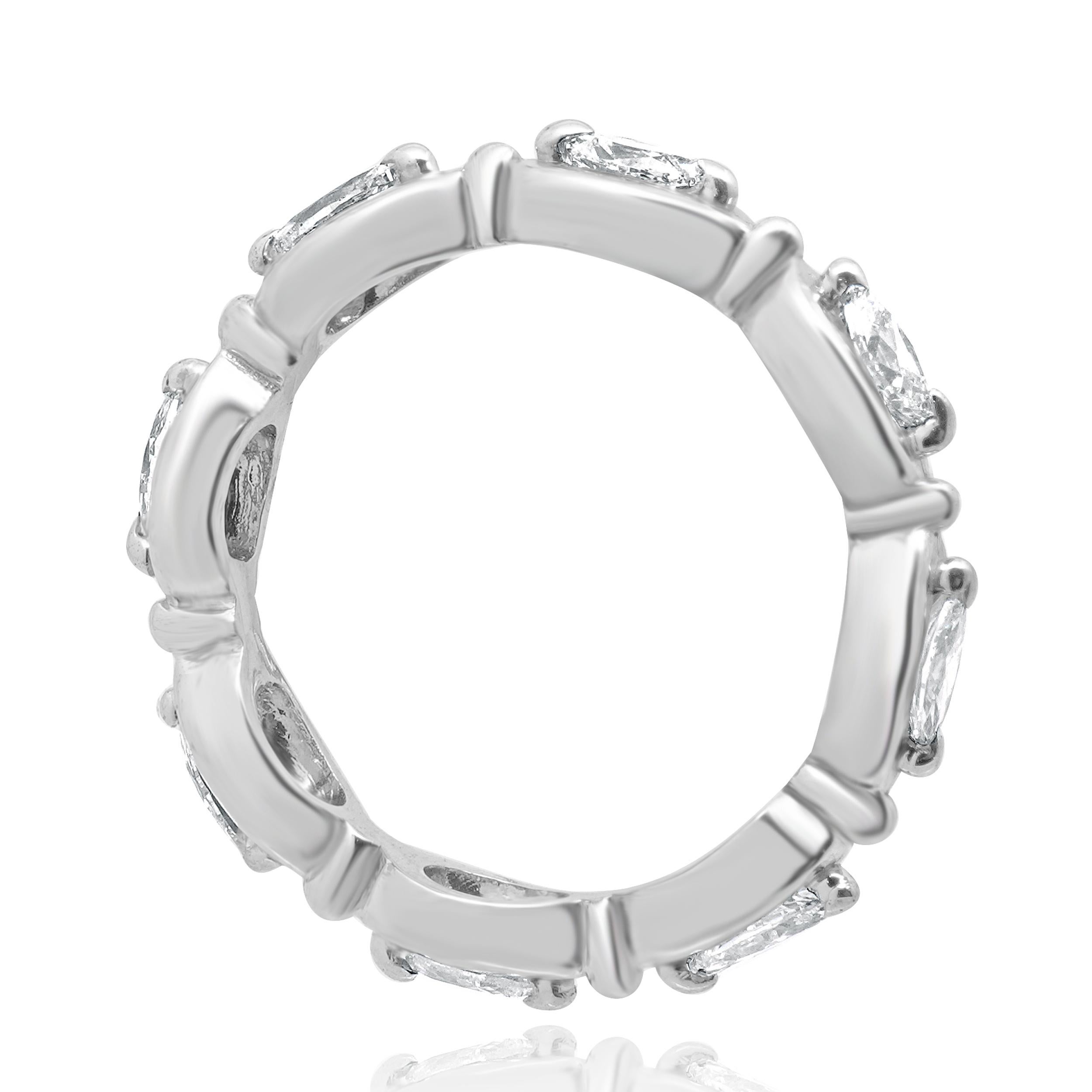 Taglio marquise Fascia per l'eternità in oro bianco 14 carati con diamante a forma di marquise in vendita