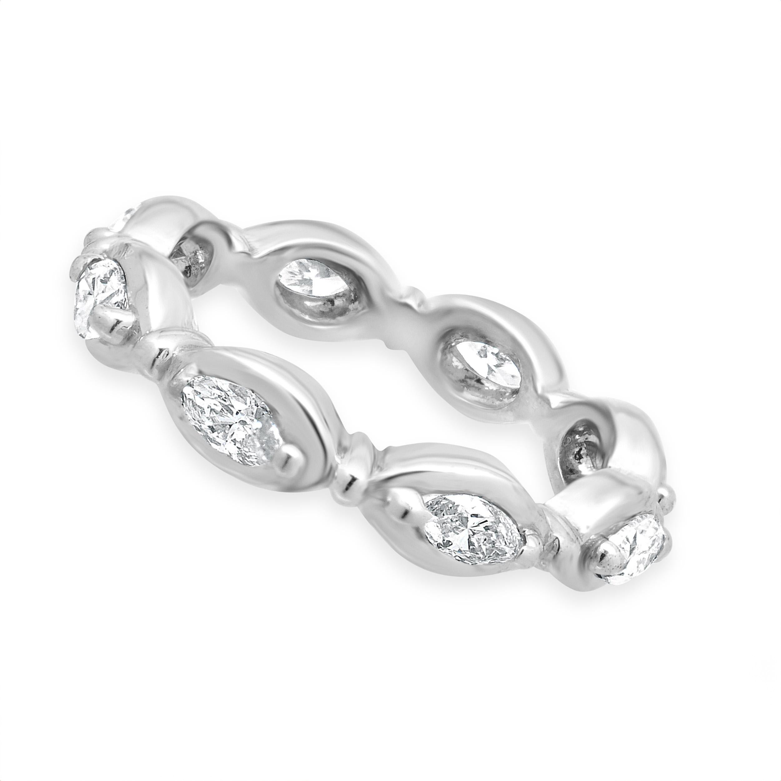 Fascia per l'eternità in oro bianco 14 carati con diamante a forma di marquise In condizioni ottime in vendita a Scottsdale, AZ