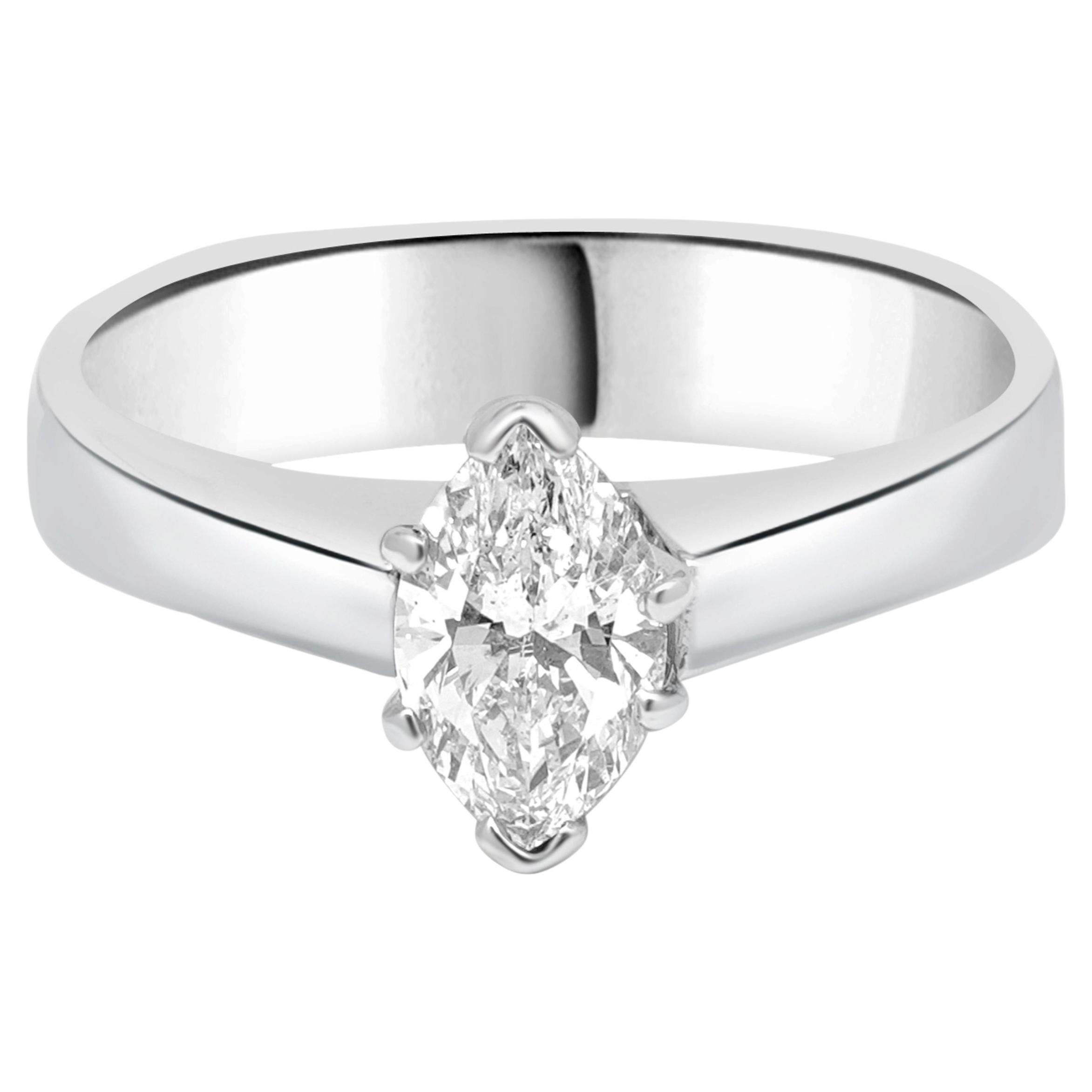 Bague de fiançailles solitaire Marquise en or blanc 14 carats en vente