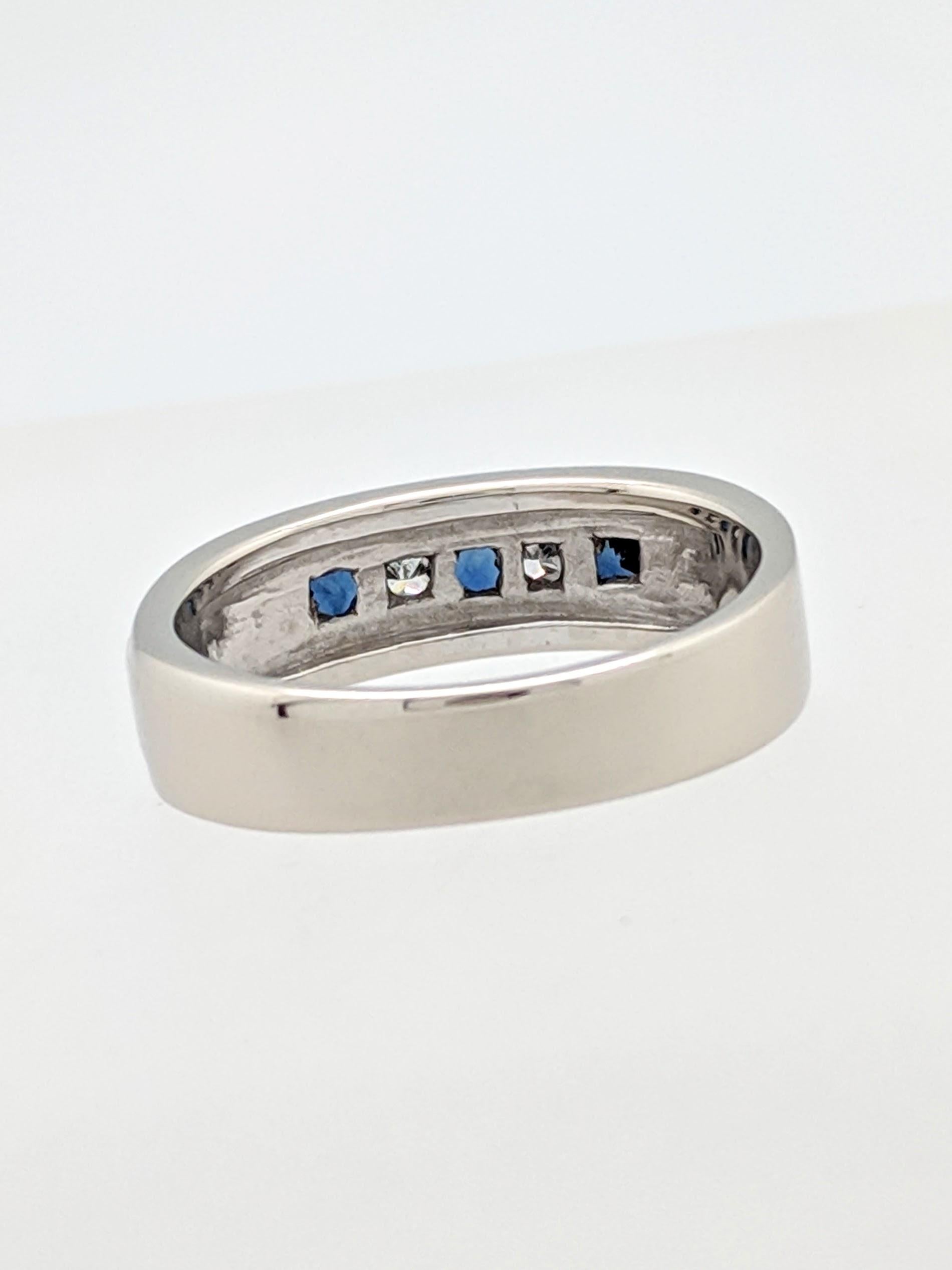 14 Karat White Gold Men's Sapphire and Diamond Wedding Band im Zustand „Gut“ in Gainesville, FL