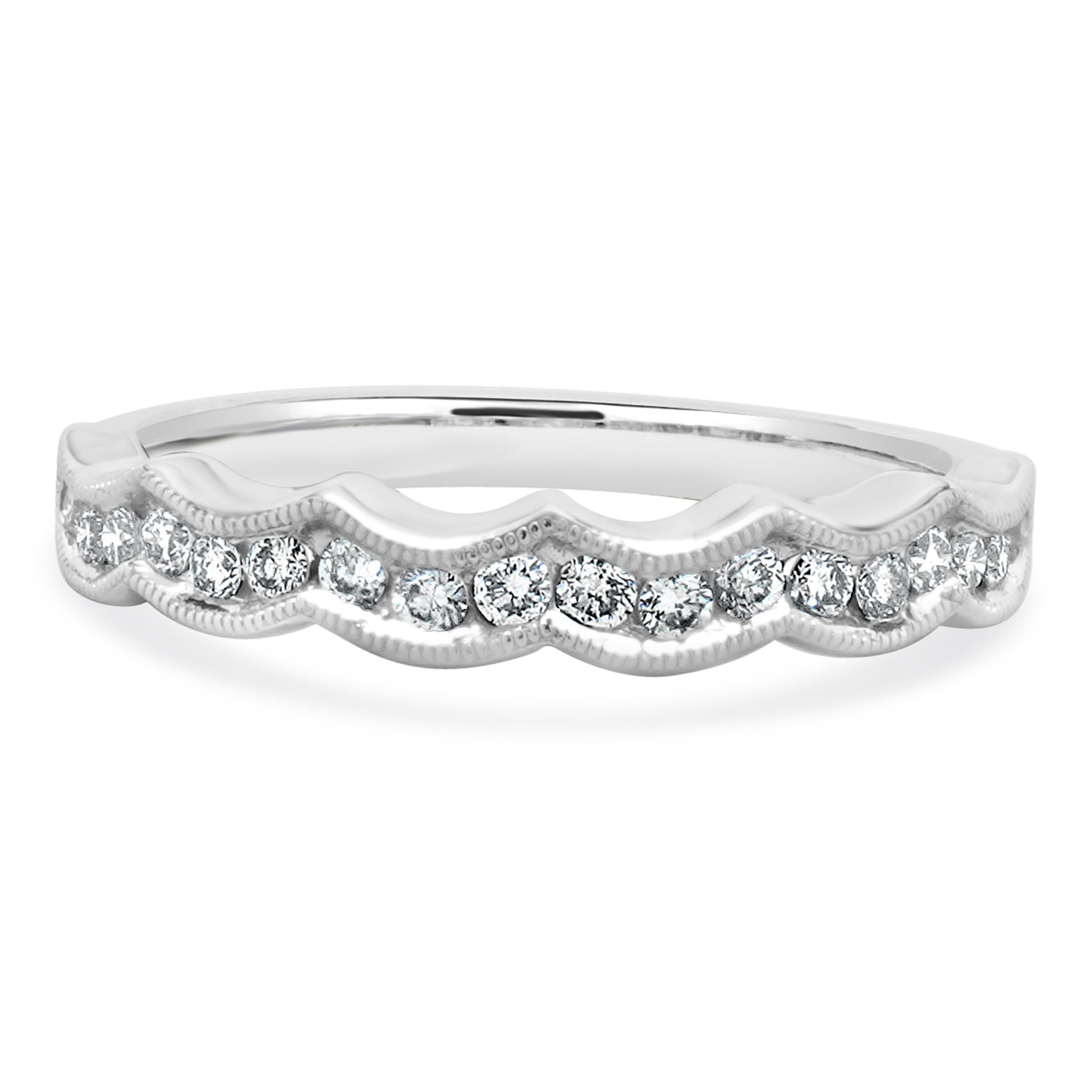 Anillo de diamantes festoneado Milgrain de oro blanco de 14 quilates