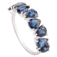Anillo de compromiso de oro blanco de 14 quilates con media banda de zafiro azul moderno talla pera