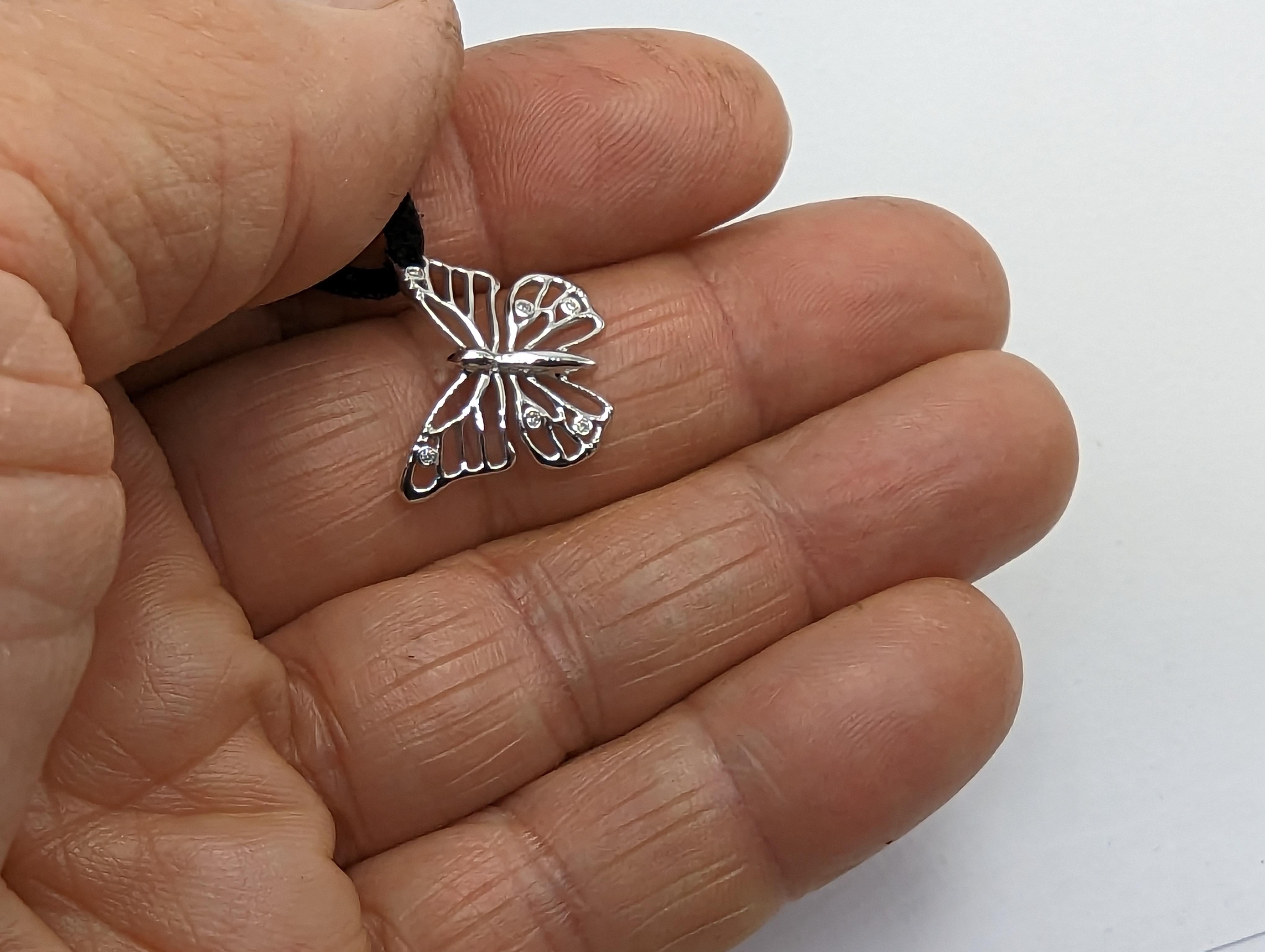 Collier pendentif papillon de 20 mm en or blanc 14 carats et diamants certifiés GIA Neuf - En vente à New York, NY