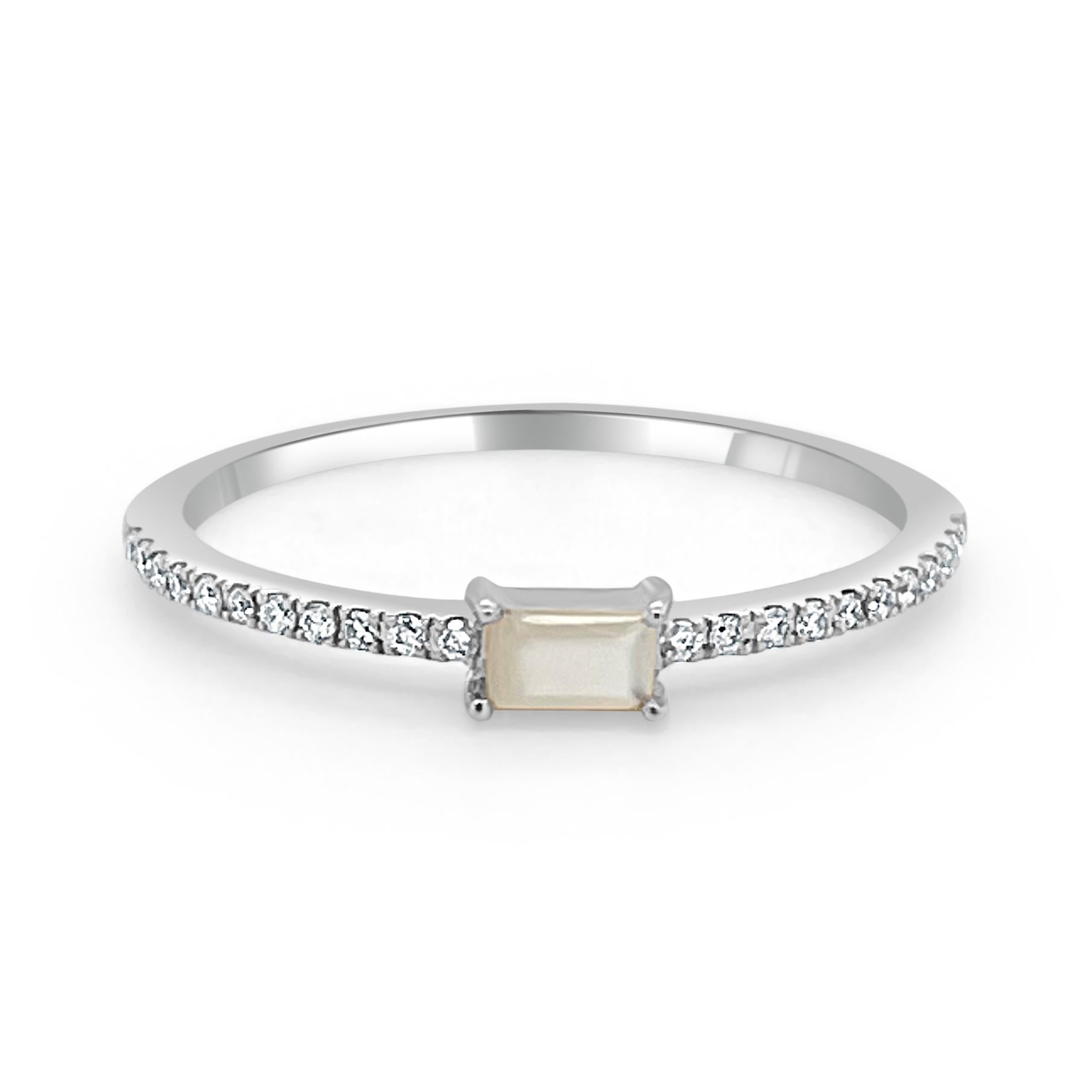 Charmantes und schwer fassbares Design - Dieser stapelbare Ring besteht aus einem 14-karätigen Goldband, einer wunderschönen Perle in Baguetteform (ca. 0,14 ct) und runden Diamanten (ca. 0,09 ct), 
Maße für die Ringgröße: Die Fingergröße des Rings