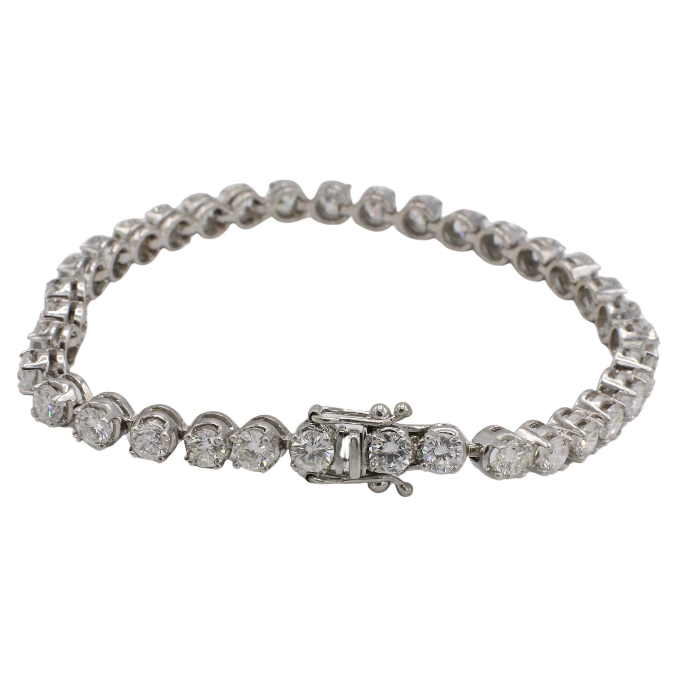 Modern 14 Karat White Gold Natural 8.00 Carat Round Diamond Tennis Line Bracelet For Sale