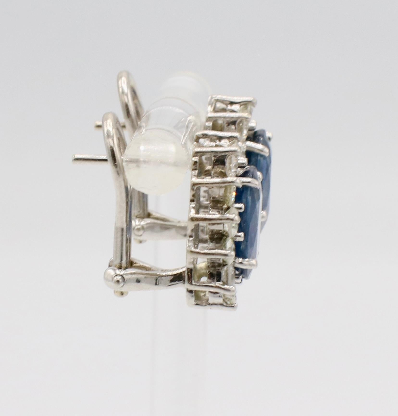 14 Karat Weißgold Natürlicher Blauer Saphir & Diamant Halo-Ohrringe  (Moderne) im Angebot