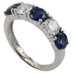 Anello nuziale a mezza fascia con diamante naturale e zaffiro blu in oro bianco 14 carati