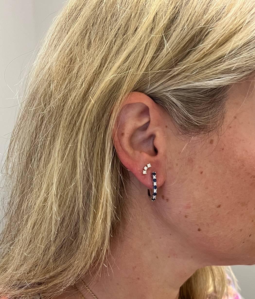 Pendientes de medio aro de oro blanco de 14 quilates con diamante natural y zafiro azul Corte redondo en venta